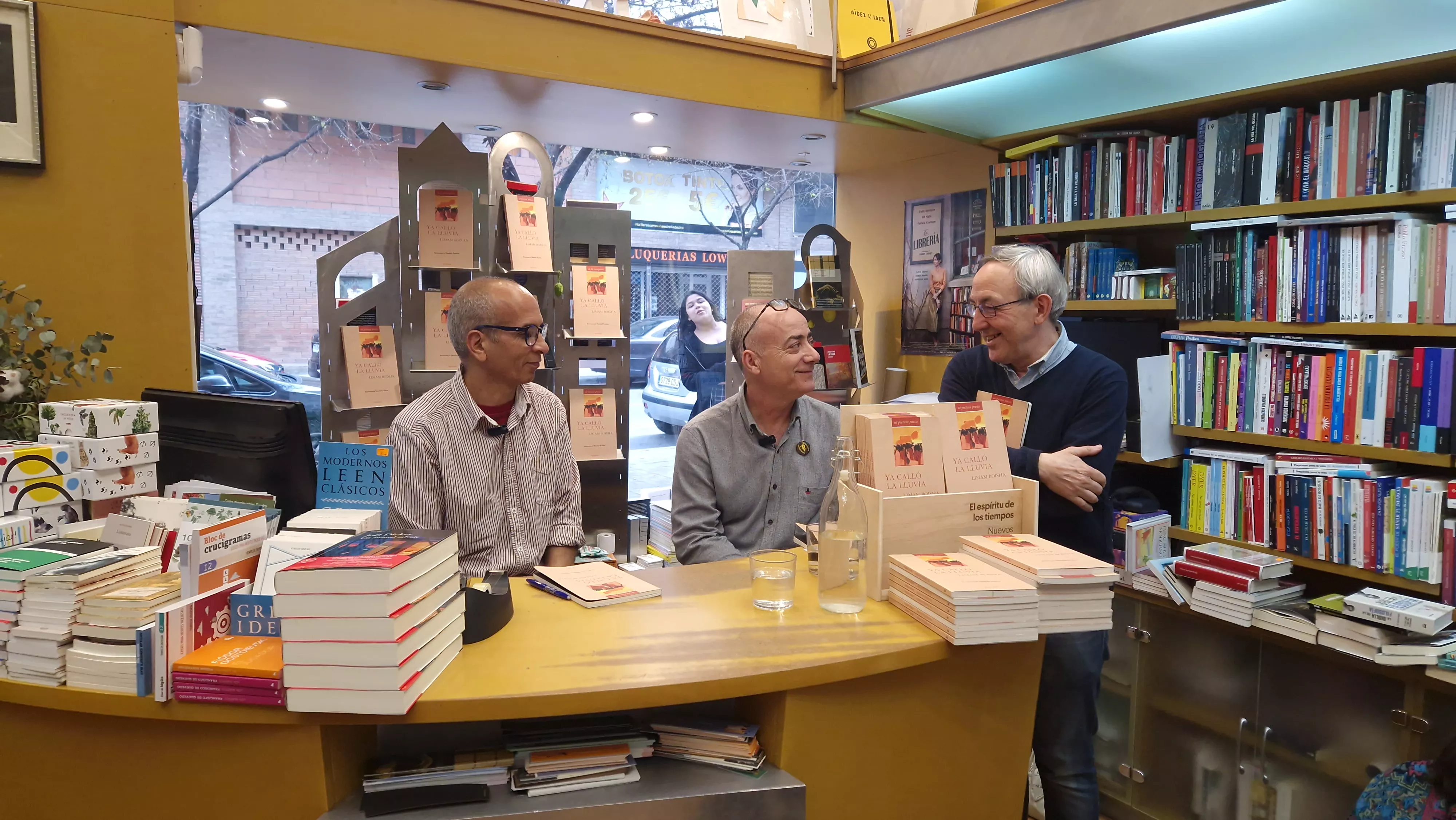 Limam Boisha, en la librería Anónima de Huesca. Foto Myriam Martínez 