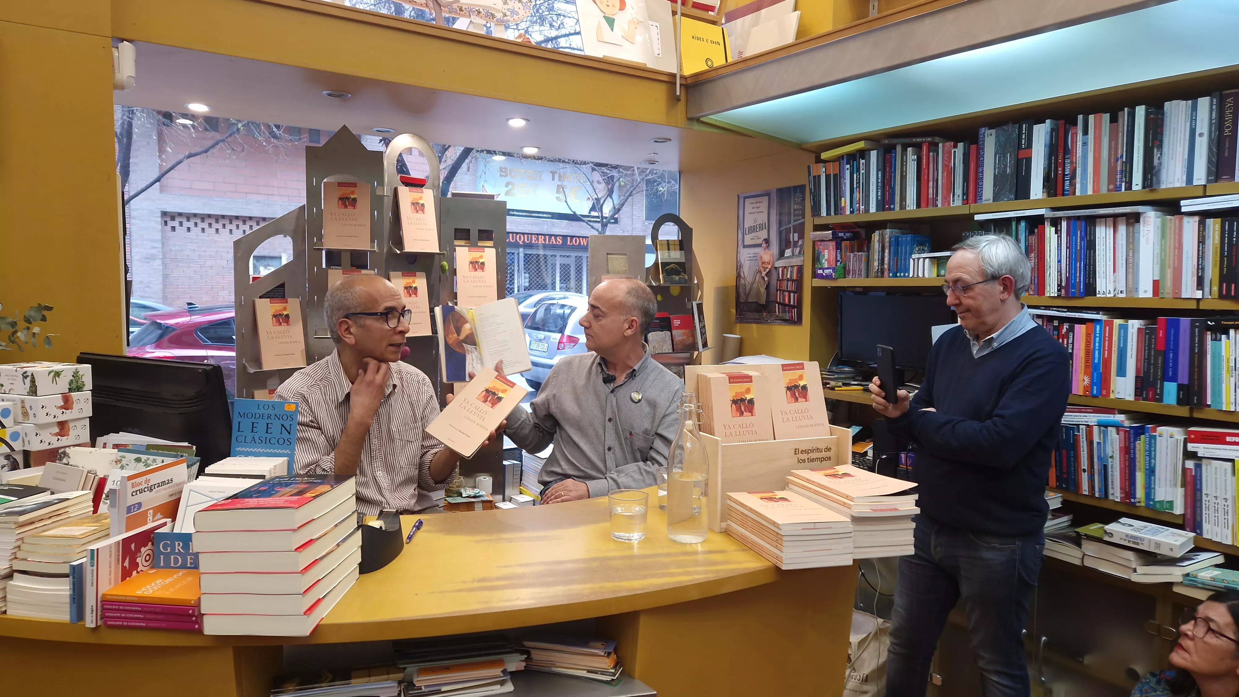 Limam Boisha, en la librería Anónima de Huesca. Foto Myriam Martínez 
