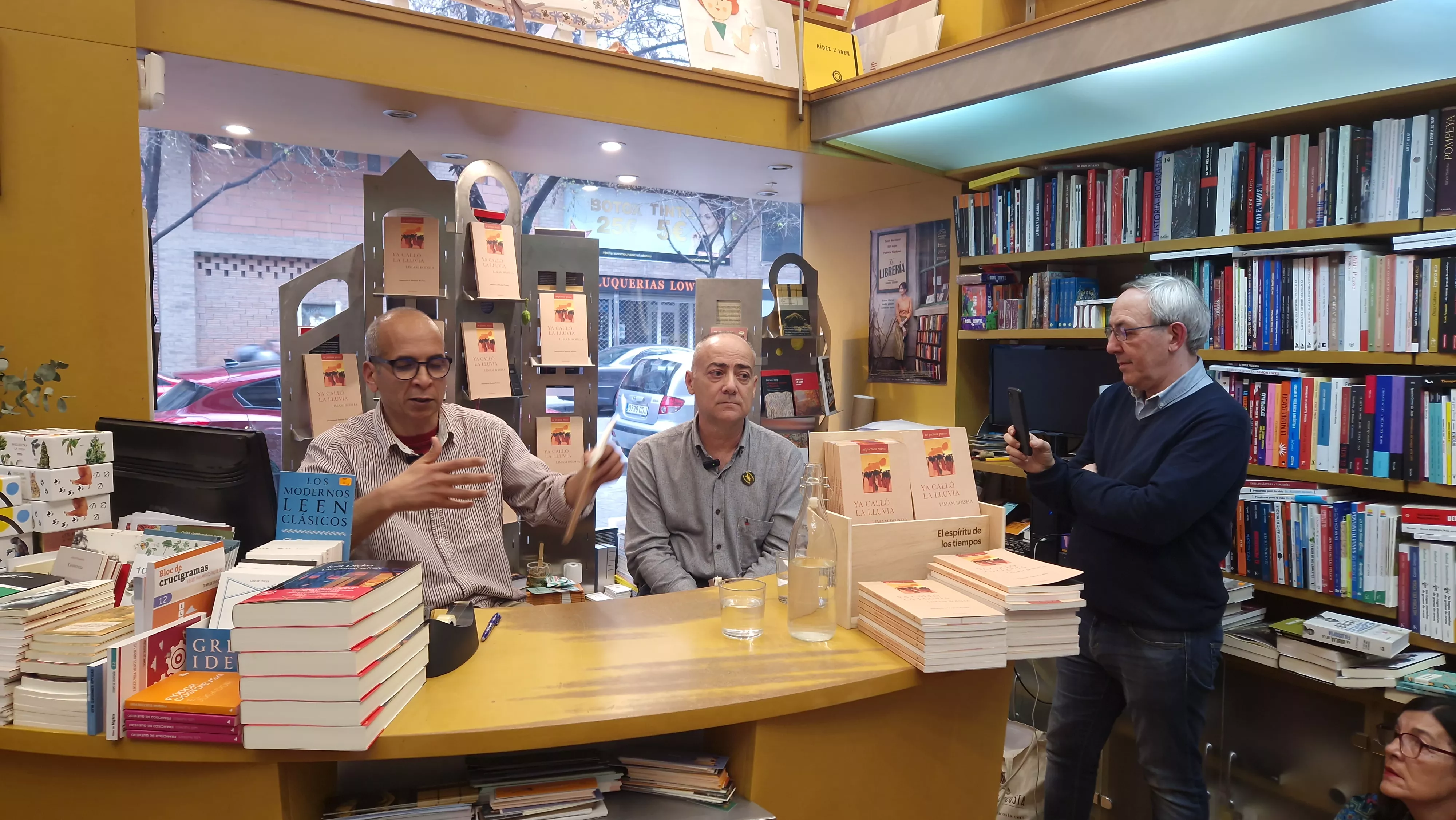 Limam Boisha, en la librería Anónima de Huesca. Foto Myriam Martínez 