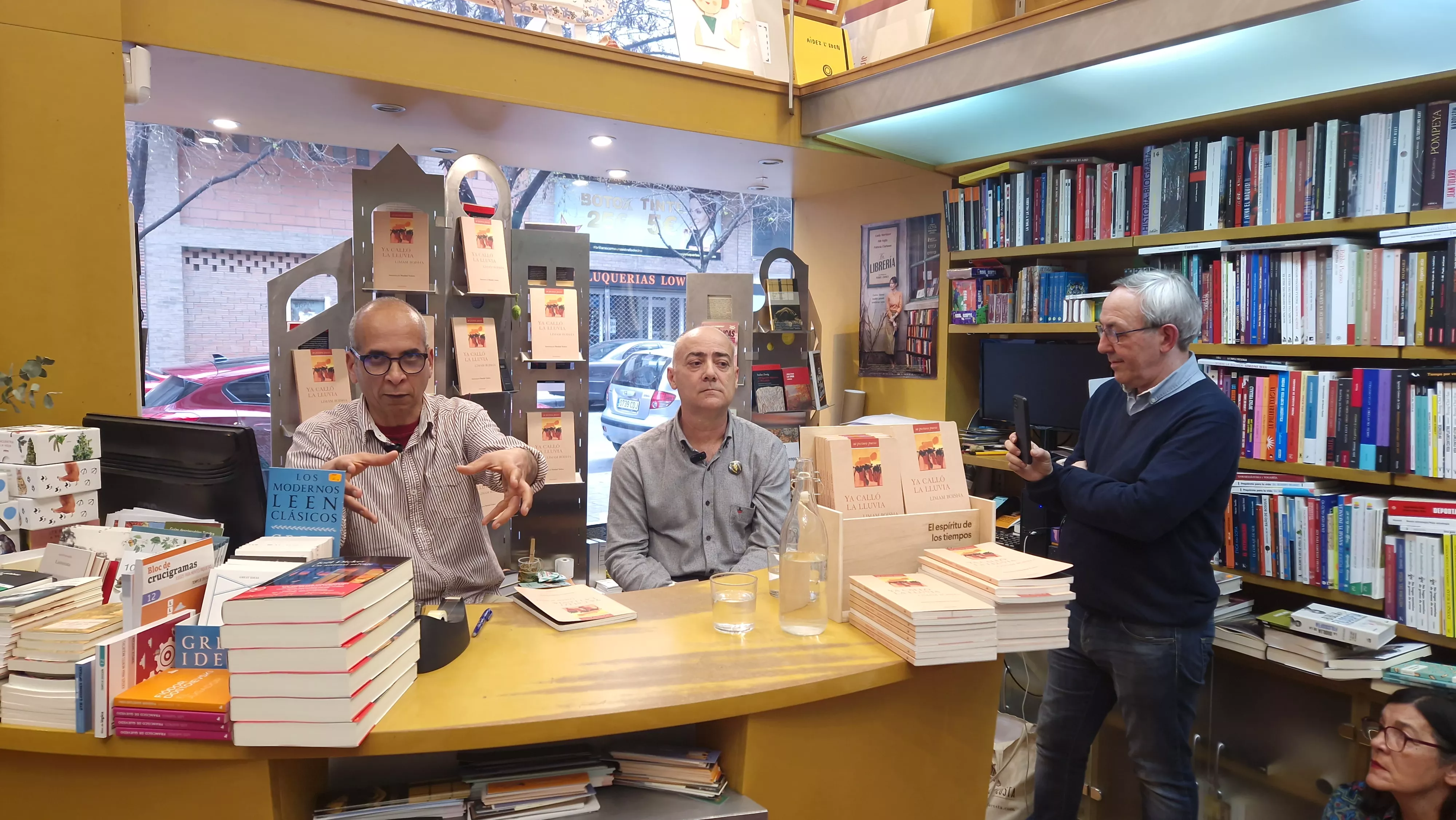 Limam Boisha, en la librería Anónima de Huesca. Foto Myriam Martínez 