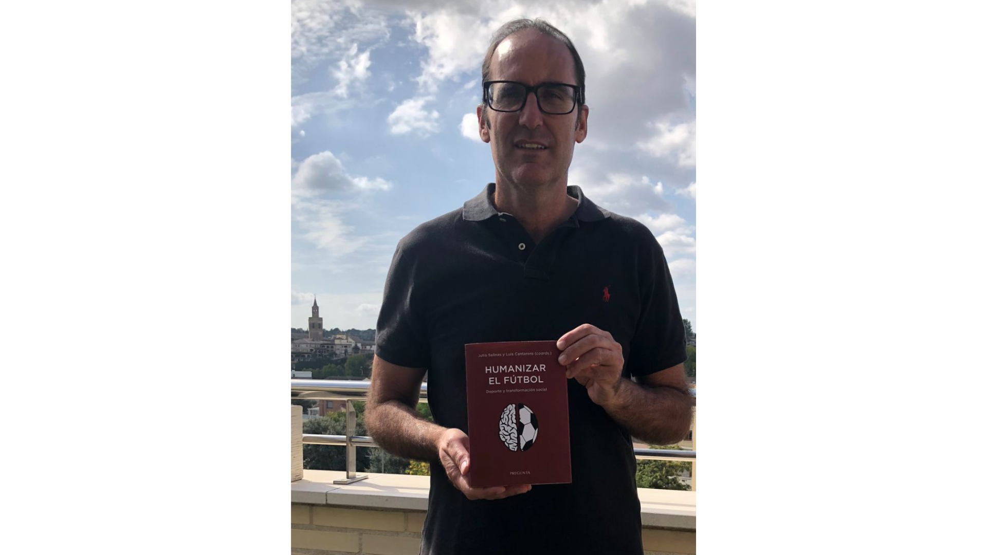 Julio Salinas sujeta el libro "Humanizar el Fútbol"