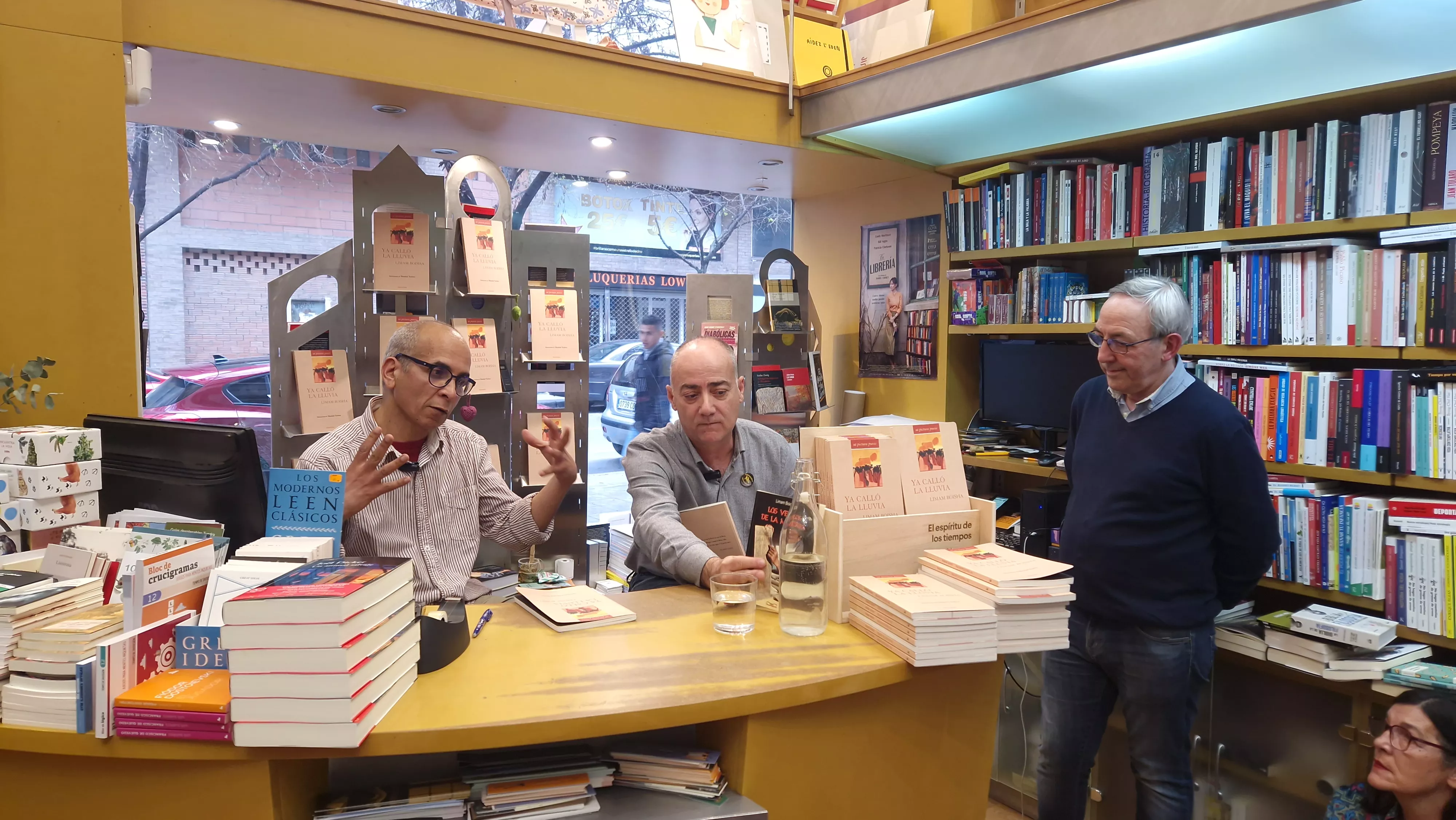 Limam Boisha, en la librería Anónima de Huesca. Foto Myriam Martínez 