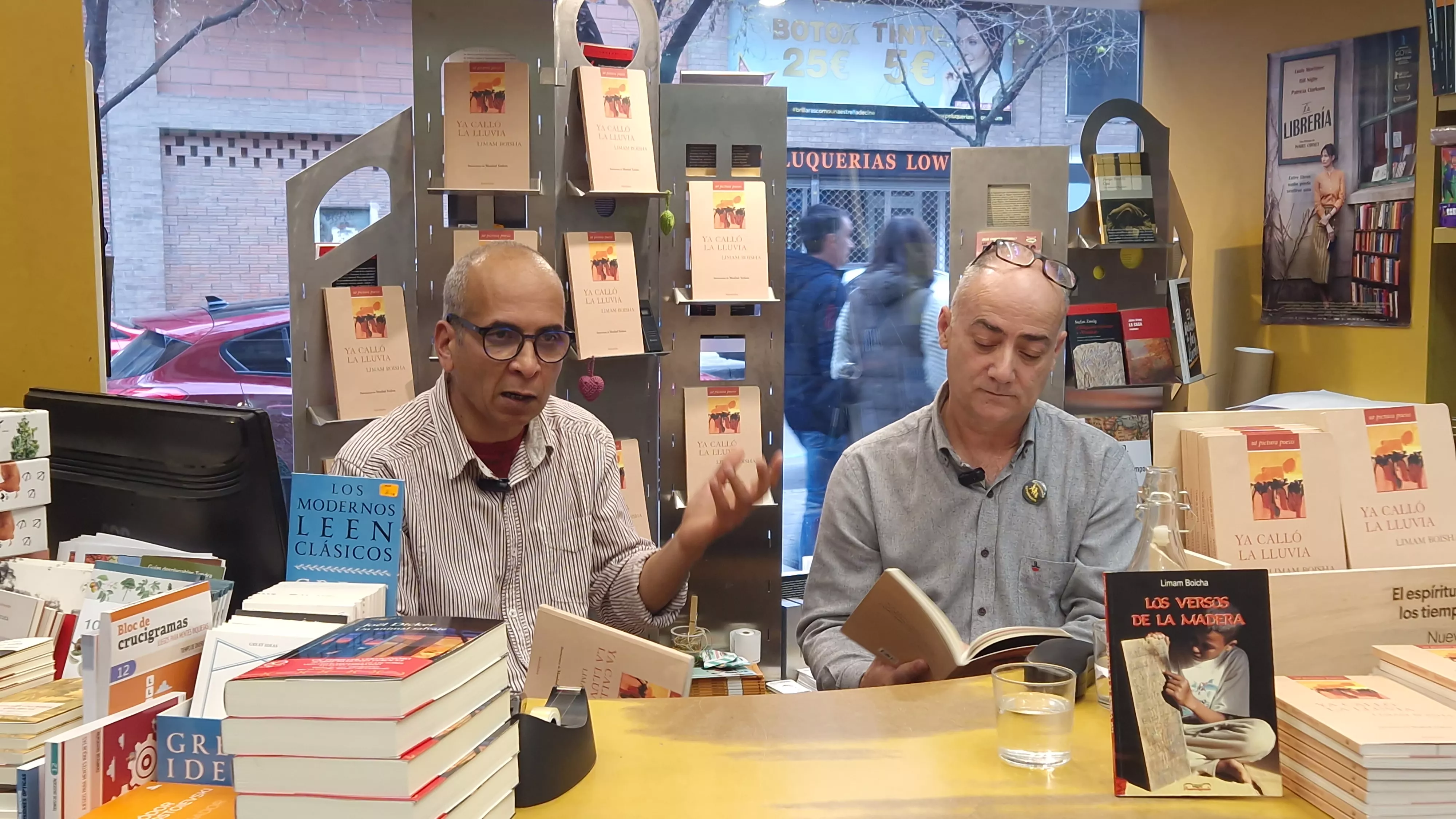 Limam Boisha con Jesús Sanagustín, en la librería Anónima de Huesca. Foto Myriam Martínez 