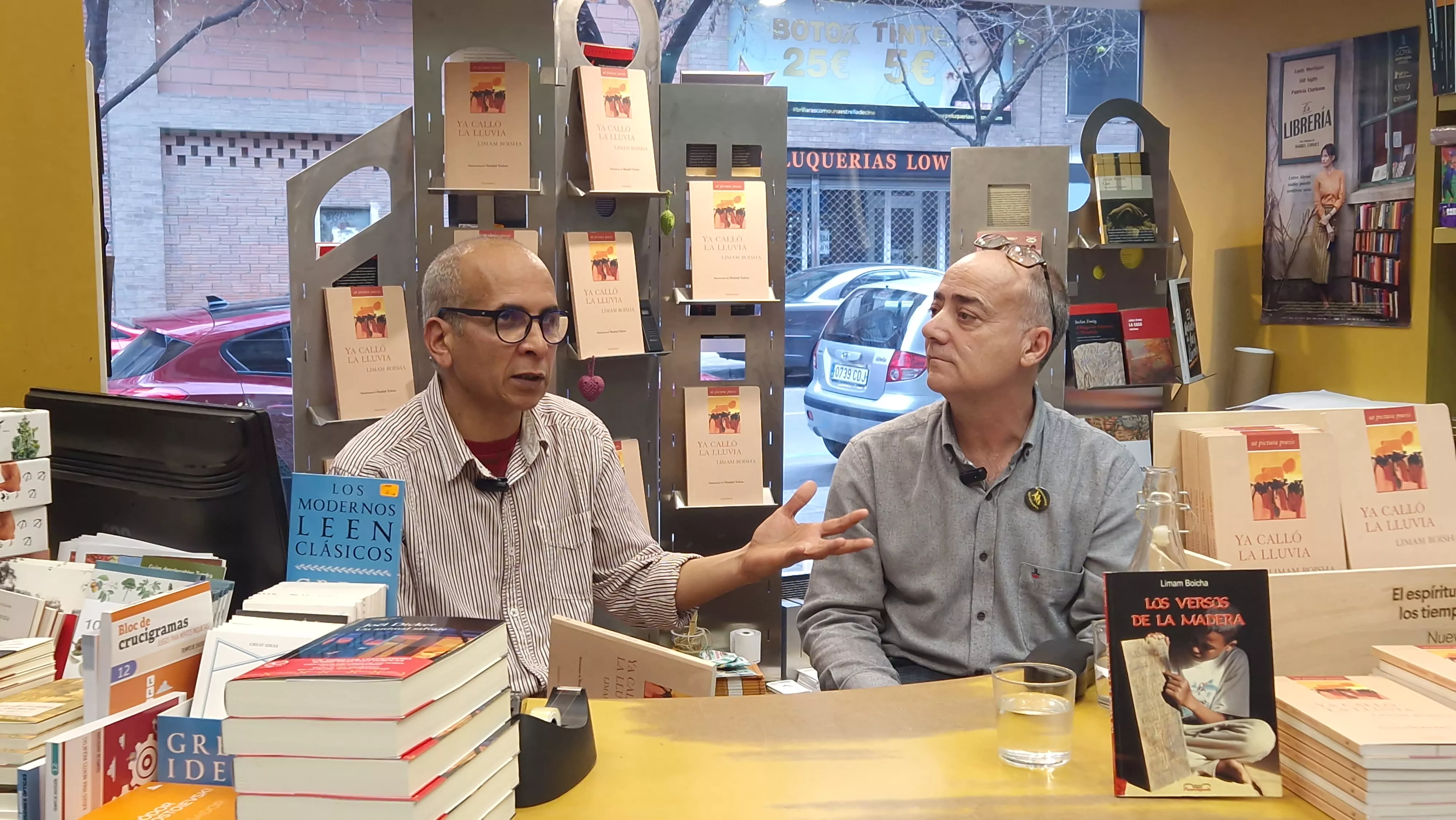 Limam Boisha con Jesús Sanagustín, en la librería Anónima de Huesca. Foto Myriam Martínez 