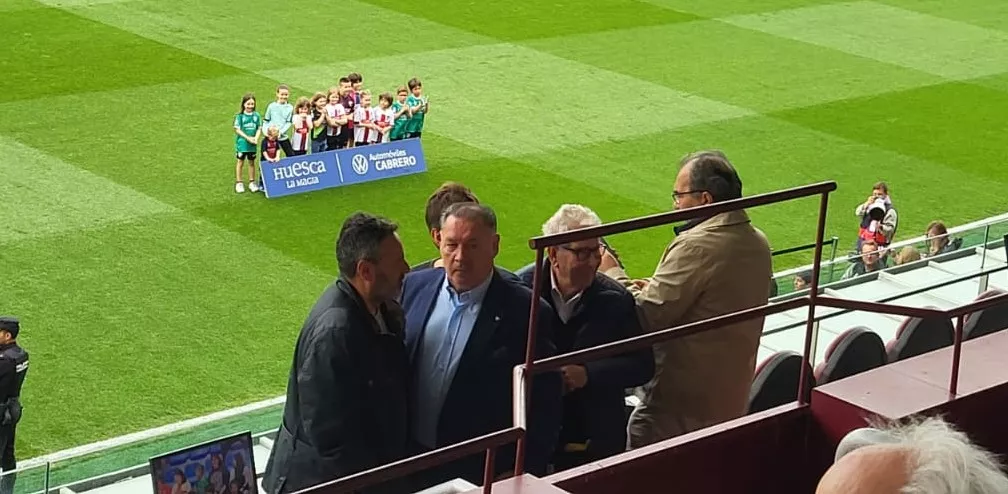 Agustín Lasaosa vuelve como consejero, aquí acompañado por David Navarro, segundo entrenador del Zaragoza
