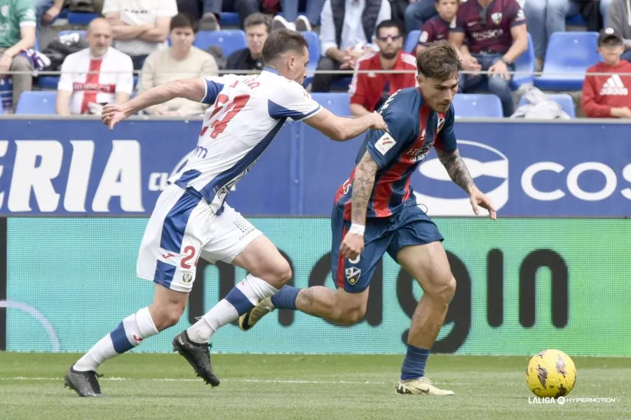 Hugo Vallejo. Los jugadores del Huesca se han volcado y el andaluz ha estado a punto de marcar.