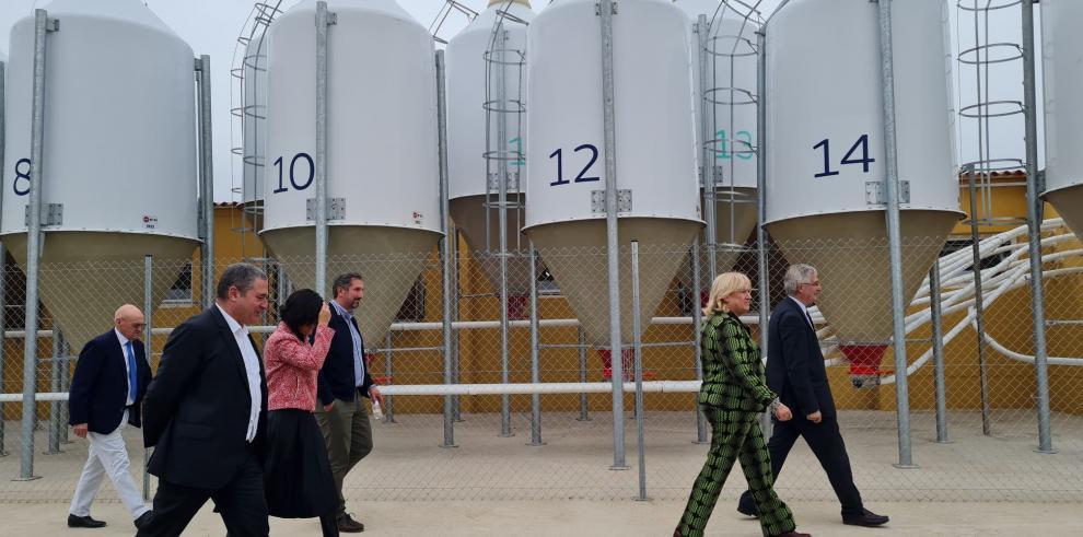 Olona durante la visita al nuevo centro de excelencia de AB Neo Fraga en Ballobar