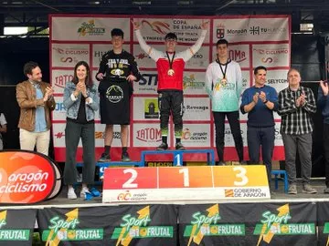 Marcos Lorenzo y Jon Pardo, primero y segundo de la general, en el podio.