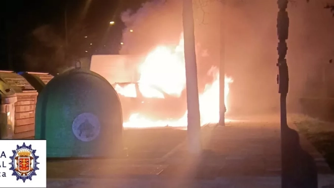 Imagen del fuego en un vehículo en la calle Tejería de Jaca.
