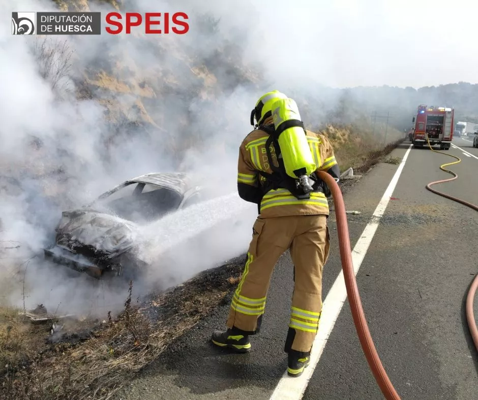 Imagen del vehículo que se ha salido de la vía y ardido en Arén.