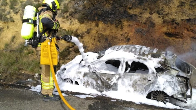Bomberos de Benabarre han apagado el fuego y evitado su propagación. Bomberos de Benabarre han apagado el fuego y evitado su propagación.