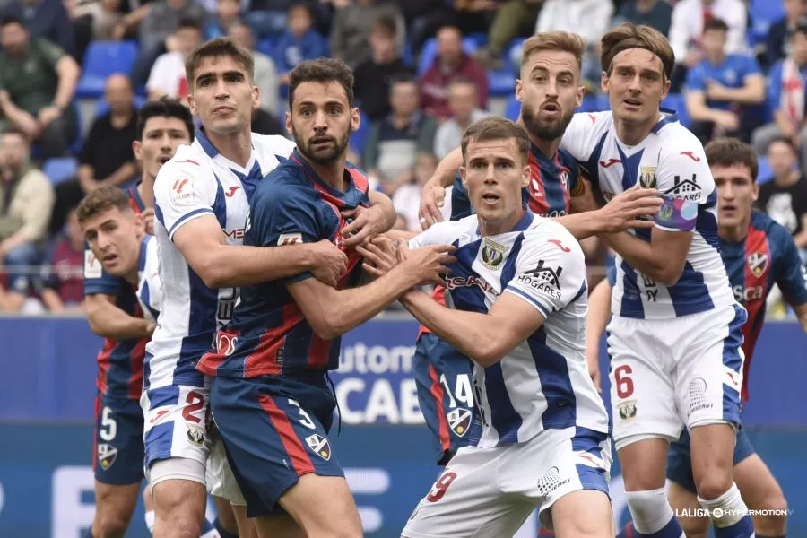 Un momento del partido entre el Huesca y el Leganés. Adiós, Rubi; hola, Anquela. 