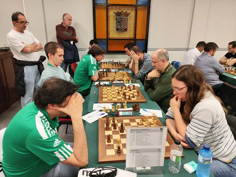 Jaime Casas (derecha) en su partida con el Casablanca.