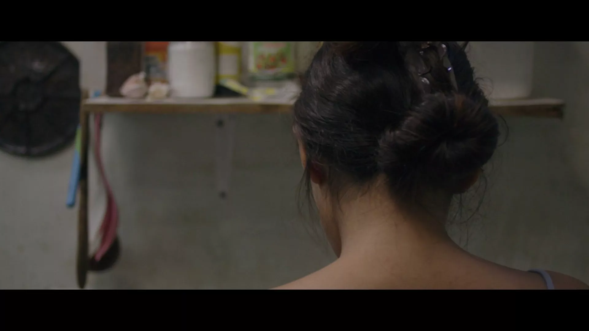 Fotograma de "Afuera el mundo cae sobre mi cuerpo".