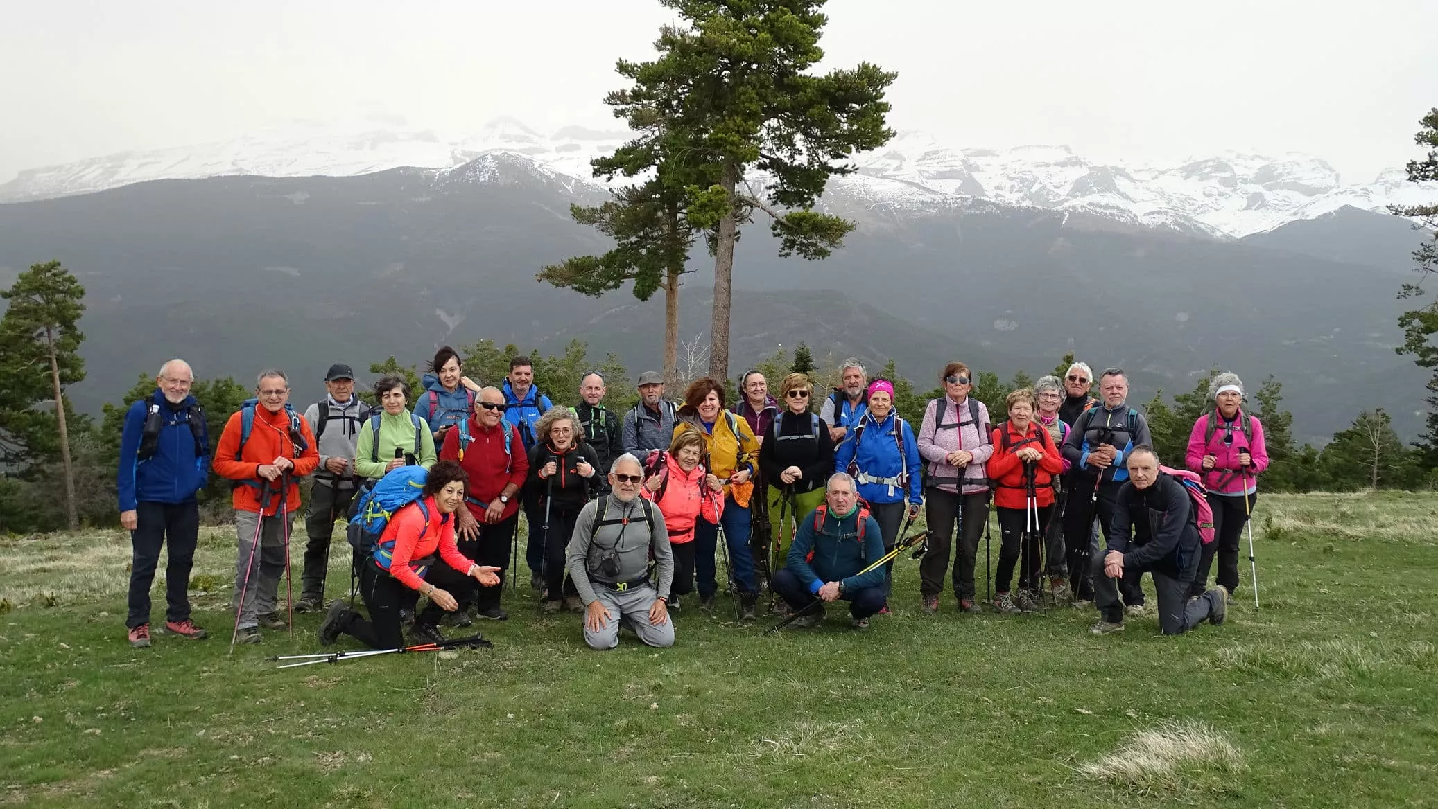 El grupo con la sierra de la Partacua al fondo desde Collarada hasta Telera. 