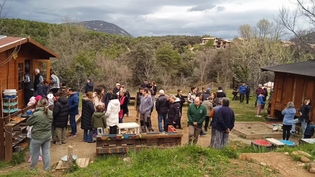 Visita de vecinos de Troncedo a la escuela de Caneto esta Semana Santa.