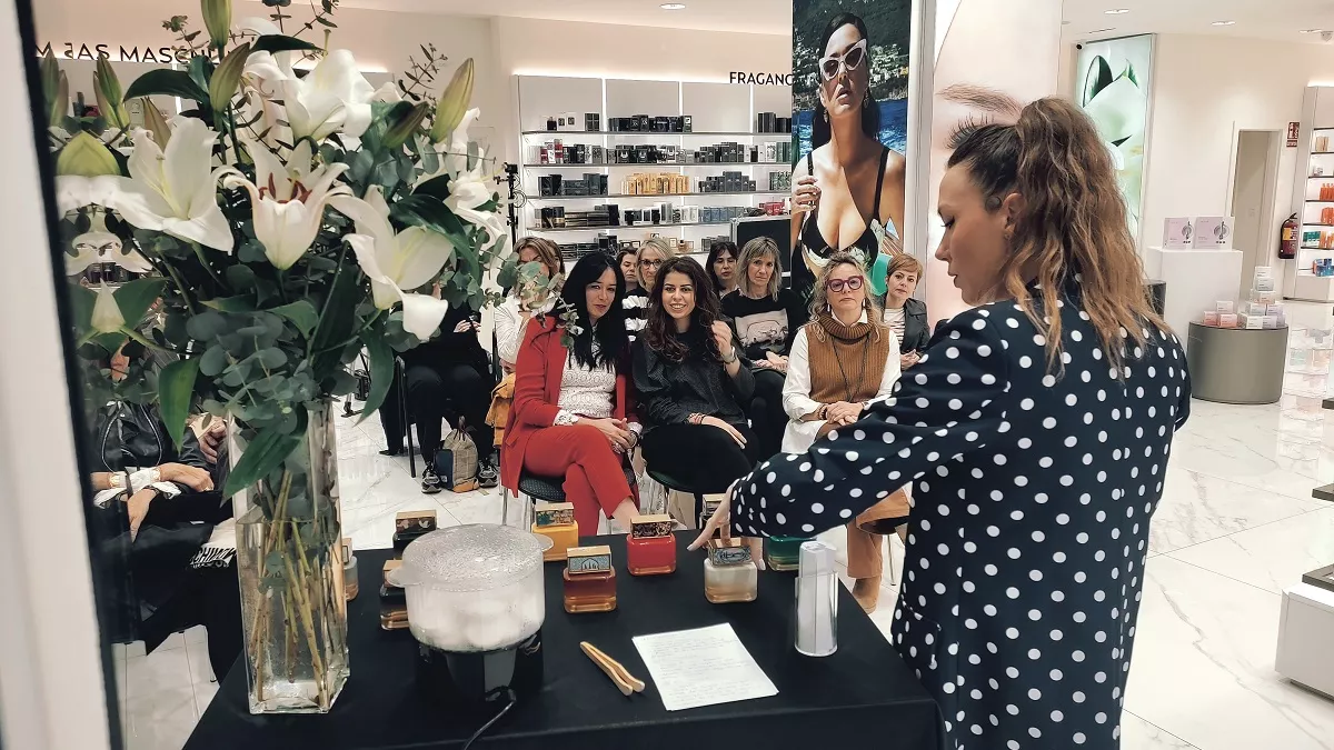 Café del Comercio con la exposición ante la alcaldesa, Lorena Orduna, Belén Almudévar y Susana Lacostena