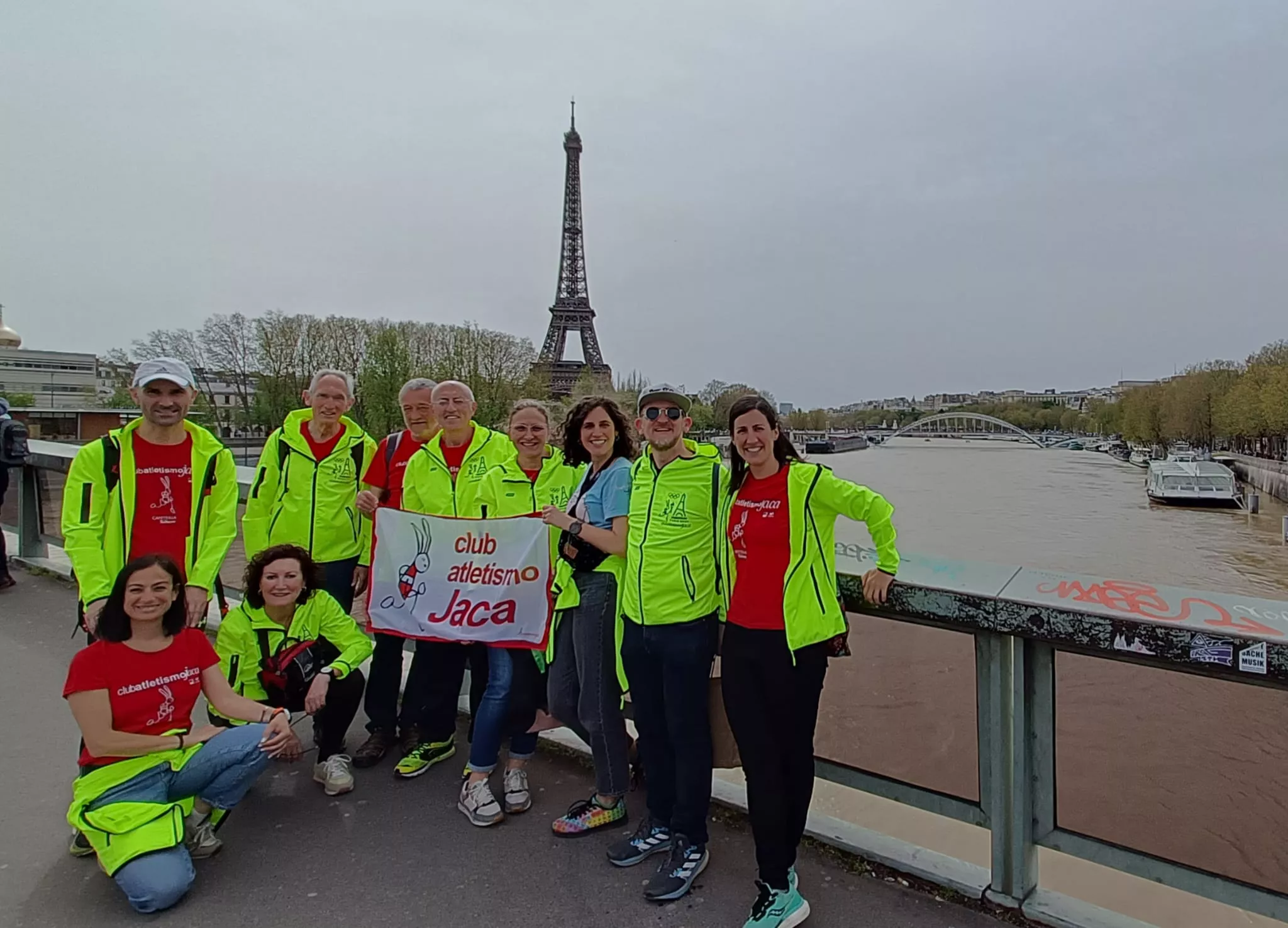 El CA Jaca a orillas del Sena y con la Torre Eiffel al fondo.