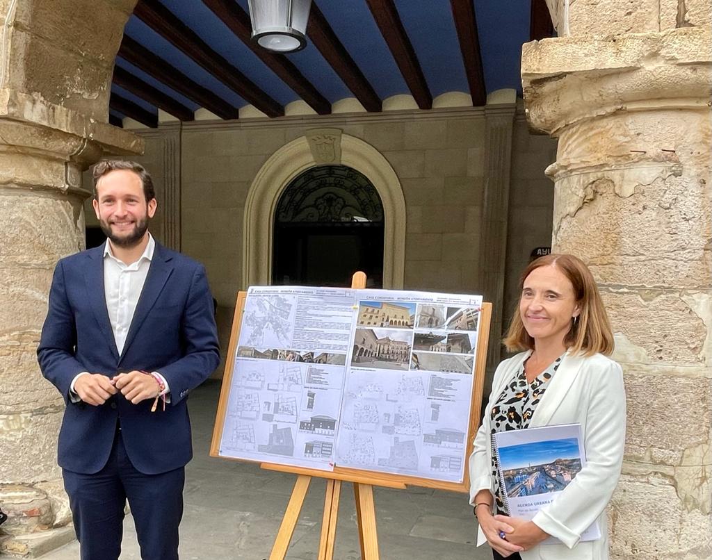 Isaac Claver y Ana Campo han presentado el proyecto para reacondicionar el edificio consistorial