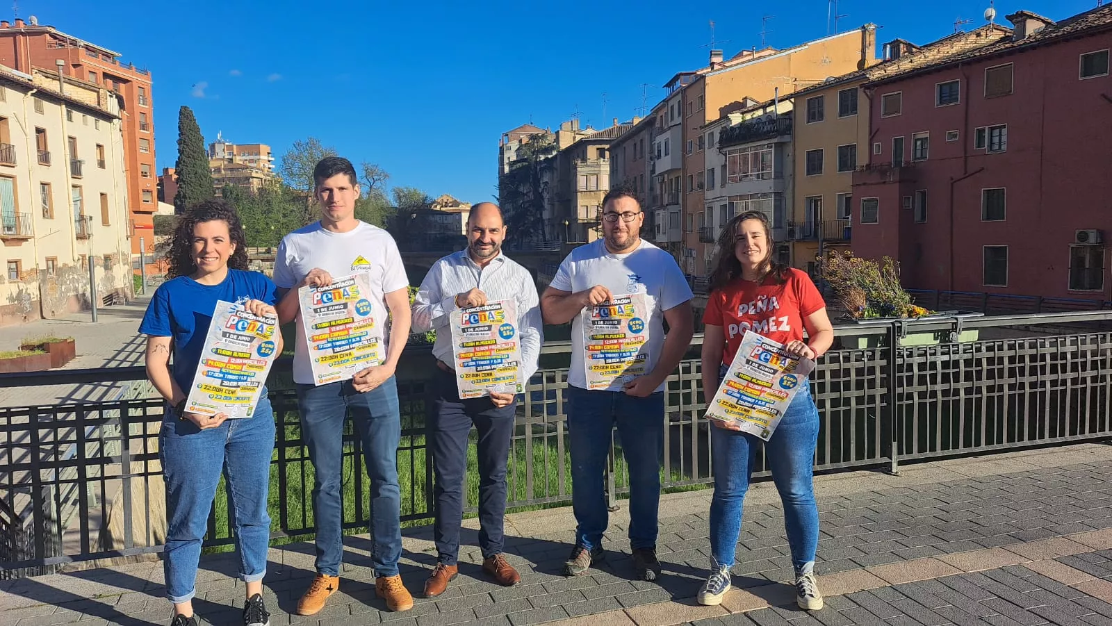 Representantes de las peñas de Barbastro y el alcalde, Fernando Torres.