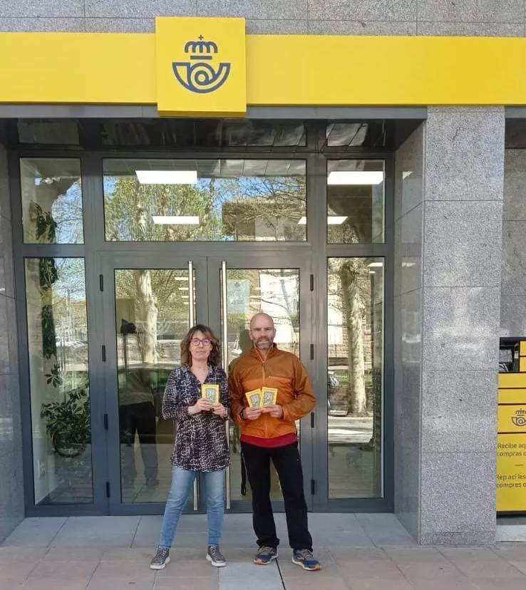 Correos regala en Jaca un libro de leyendas sobre el Camino de Santiago.