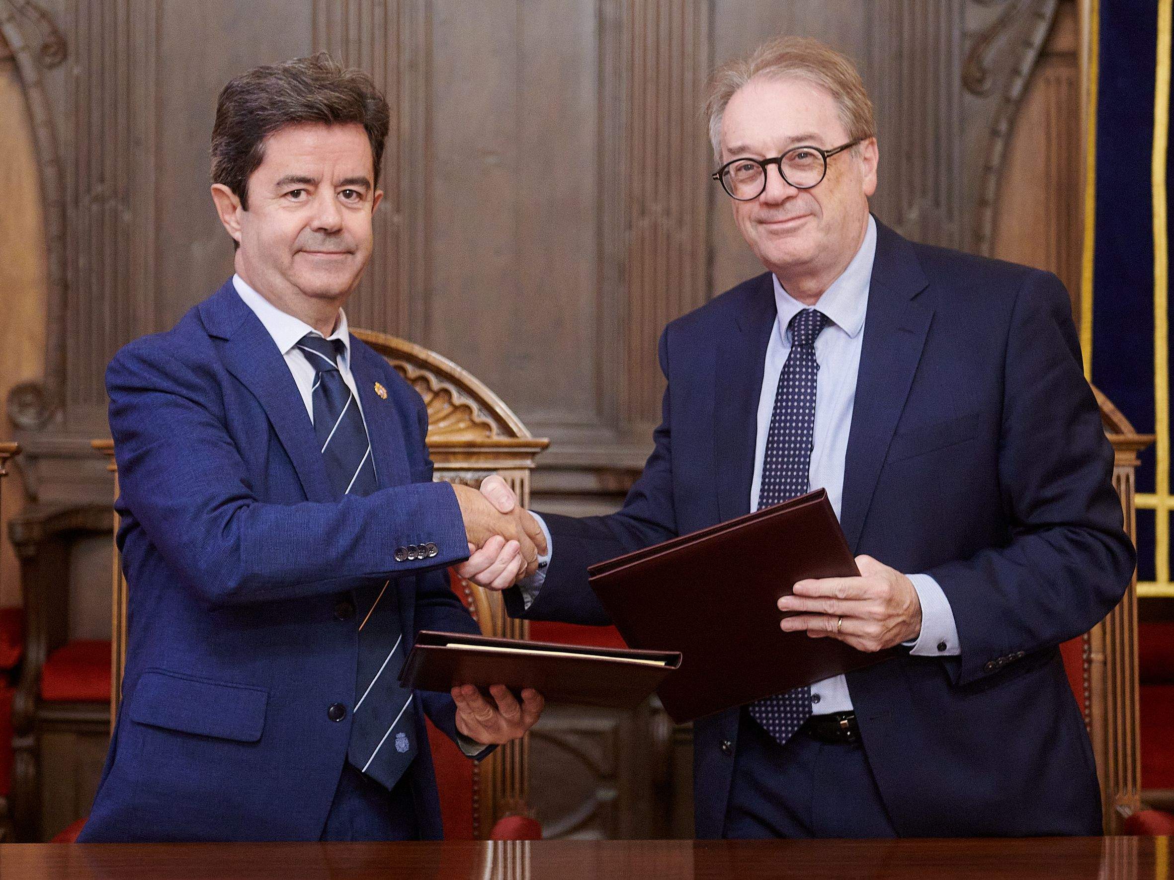 Luis Felipe y Marc Simón han suscrito el convenio para luchar contra la pobreza infantil. Foto: Tino Gil