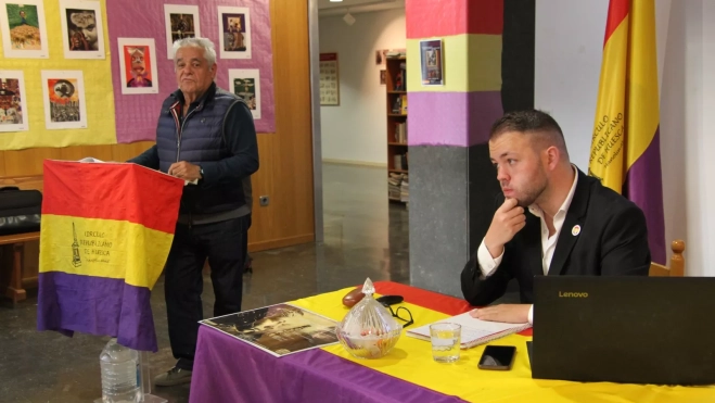 Carlos Escartín, a la izquierda, dijo unas palabras introductorias. Foto Carlos Migliaccio.