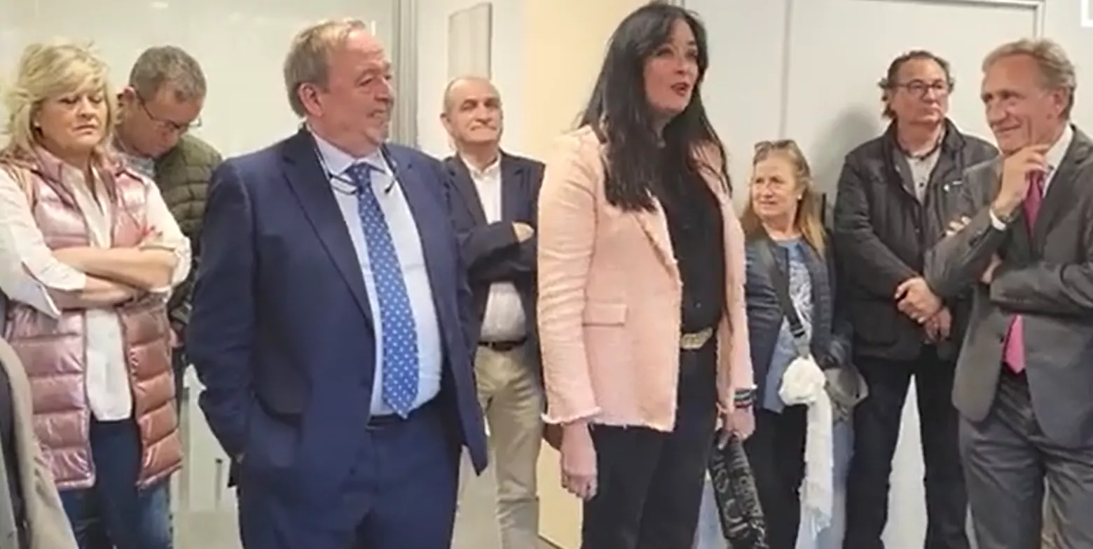 La alcaldesa de Huesca junto a Jesús Ramón Cored en la inauguración de la oficina de Catalana Occidente