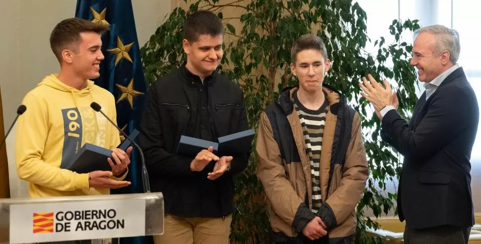 Jorge Azcón, con los estudiantes aragoneses premiados en las Olimpiadas Nacionales de Física, Matemáticas e Informática