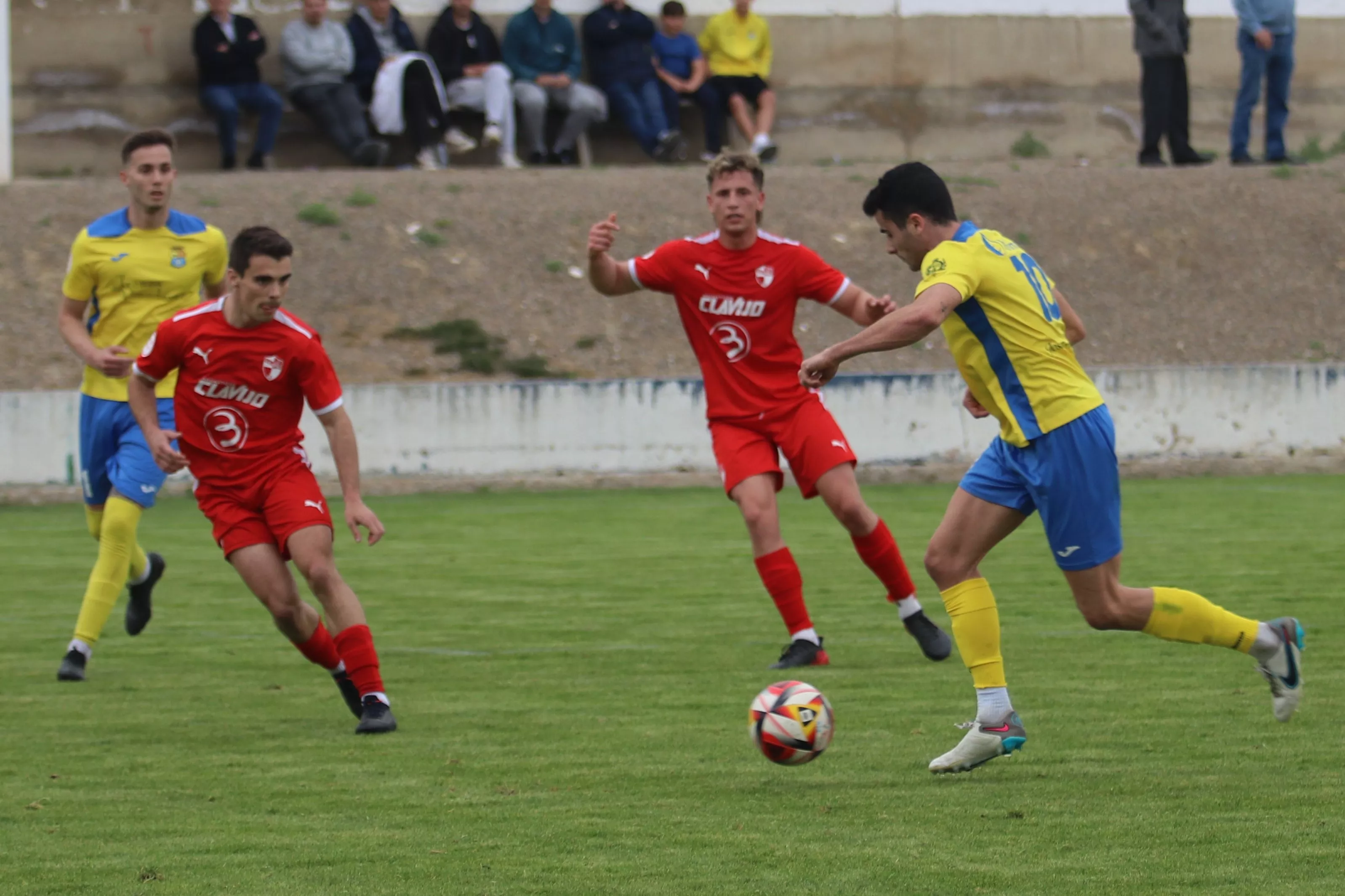 Imagen del encuentro entre el Almudévar y el Ebro. Partidos, horarios y designaciones arbitrales del fútbol altoaragonés del 13 y 14 de abril. Foto: José Manuel Ballarín