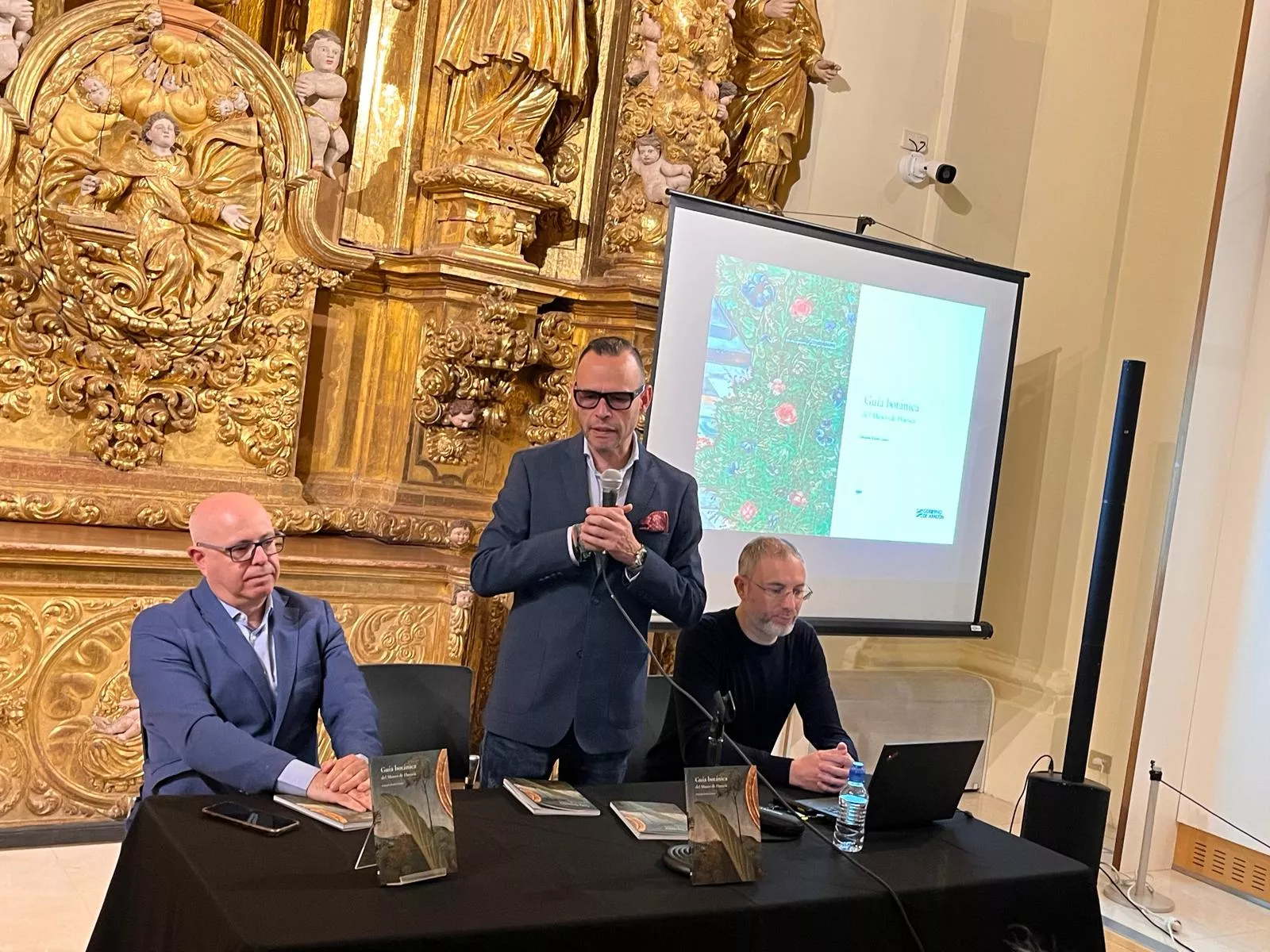 Fernando Sarría, Pedro Olloqui y Eduardo Barba en la presentación de la Guía botánica del Museo de Huesca. Foto Mercedes Manterola. Foto Mercedes Manterola