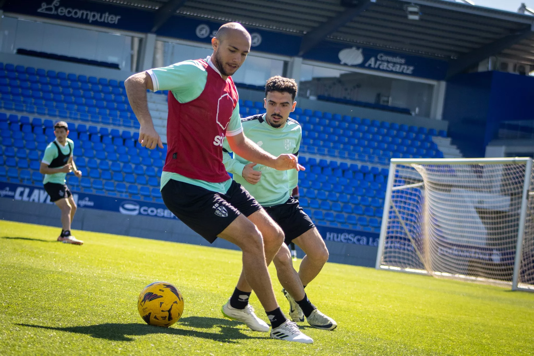 Un momento de la sesión de entrenamiento de este jueves en El Alcoraz. Antonio Hidalgo tendrá para elegir en Ferrol.