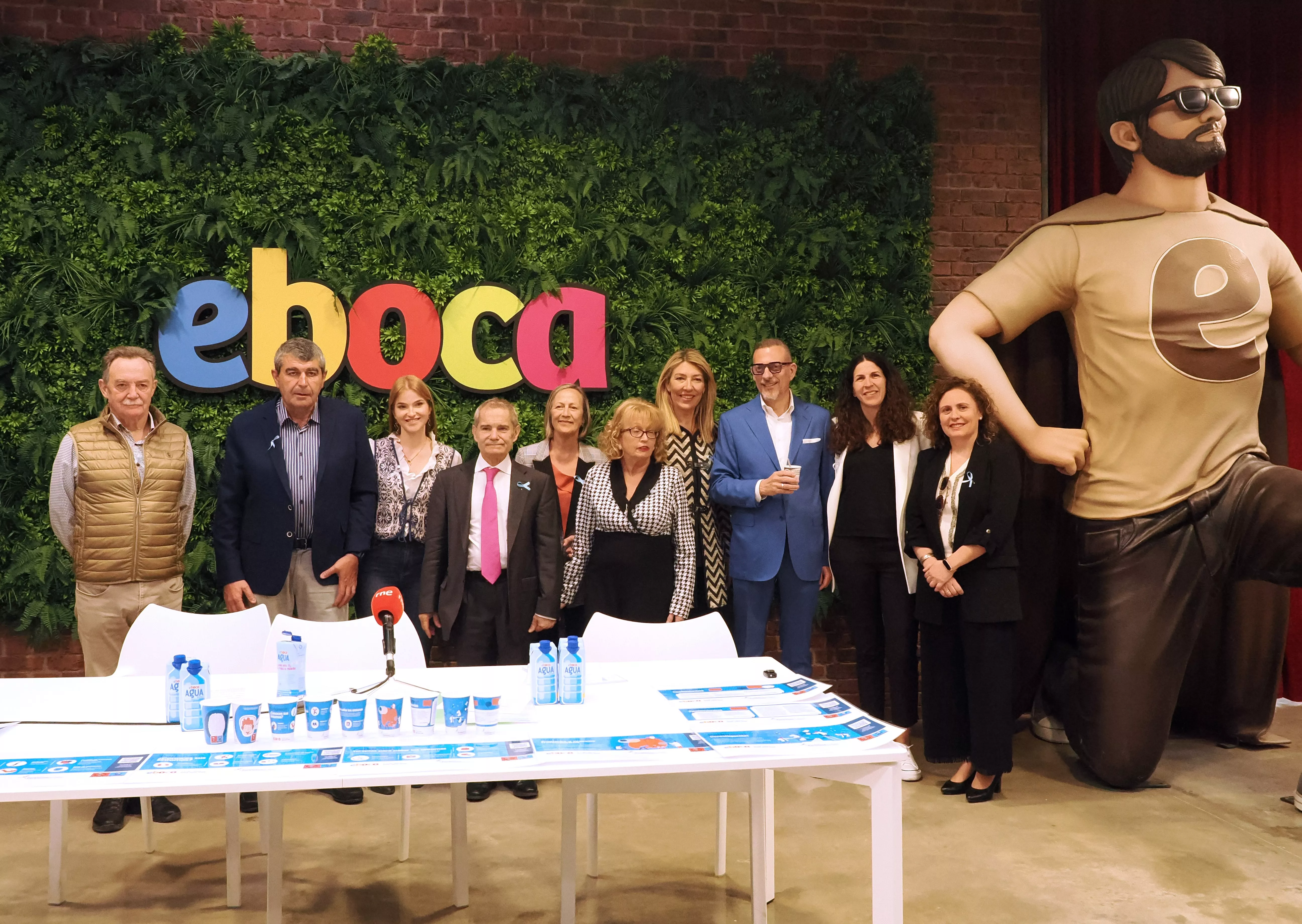 Participantes en la presentación de los vasos de Eboca