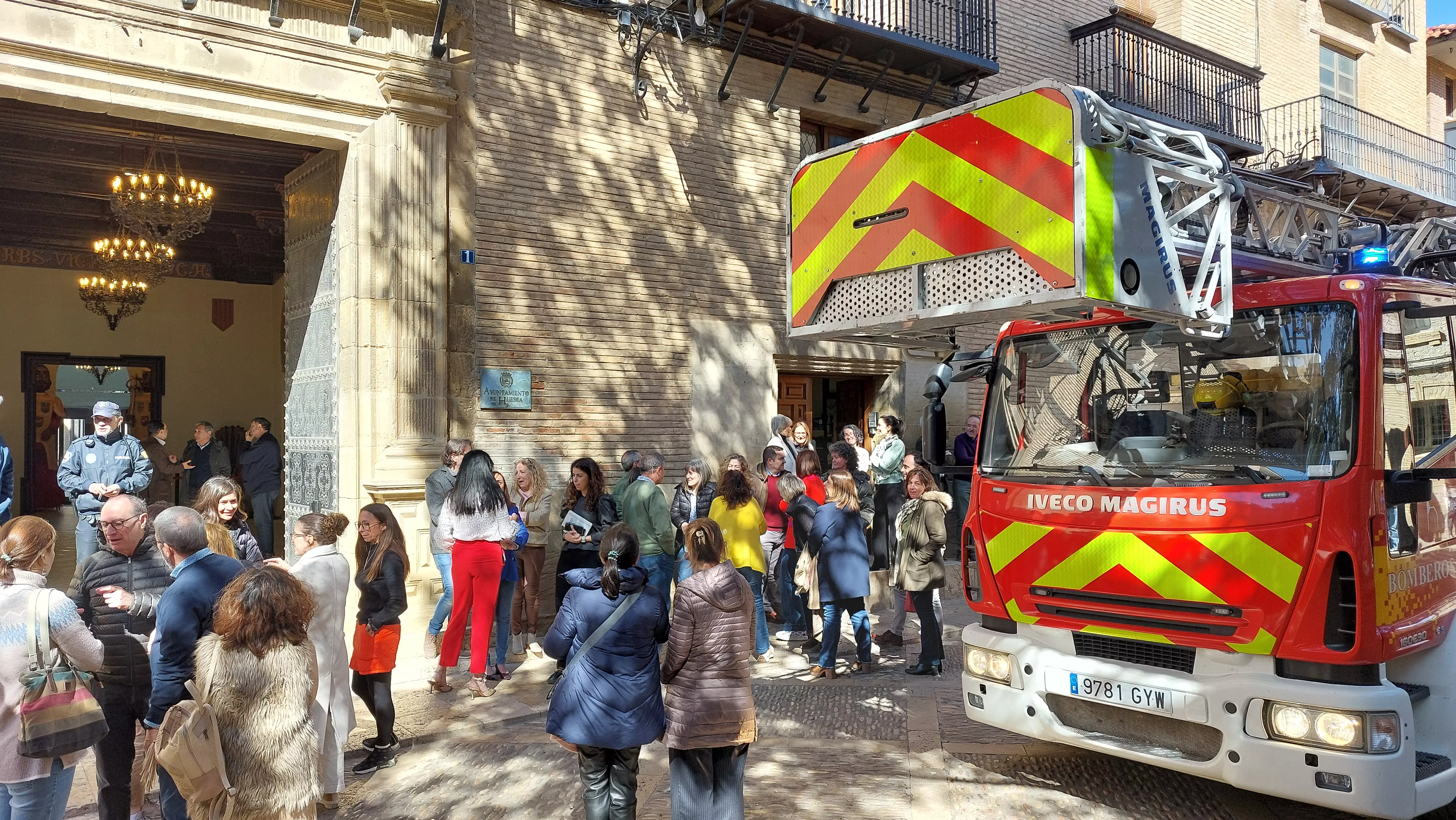 Imagen del simulacro de incendio realizado en el Ayuntamiento de Huesca este martes.
