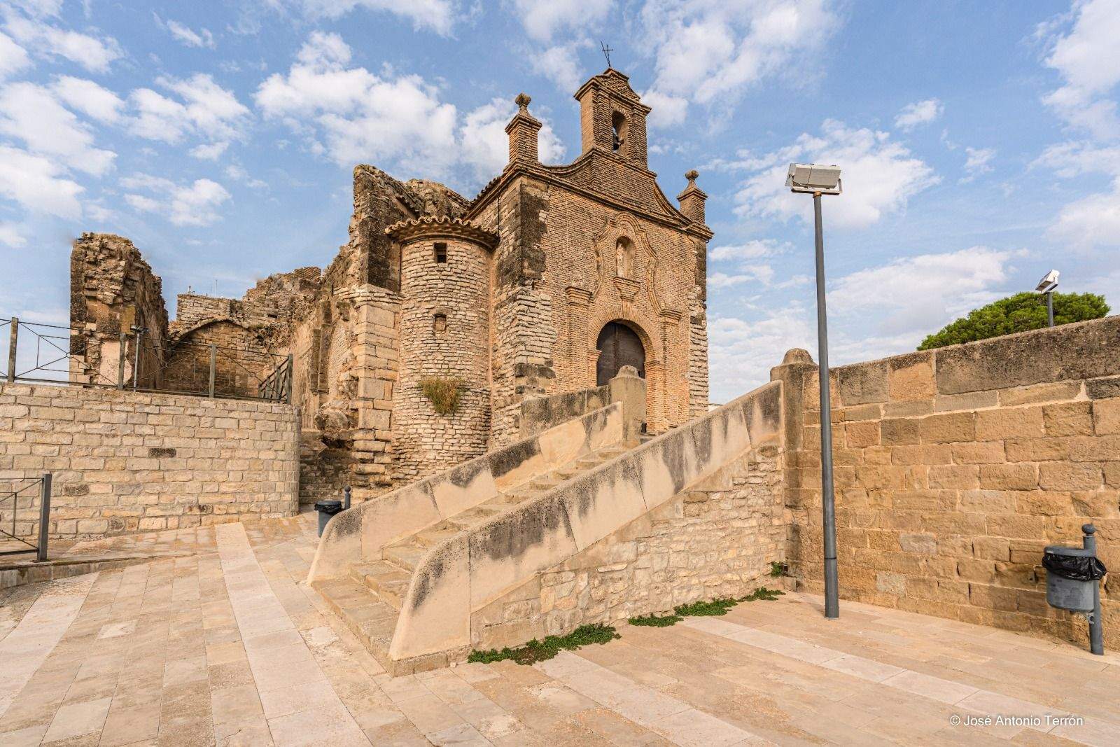 Ermita de la Virgen de la Corona en Almudévar.