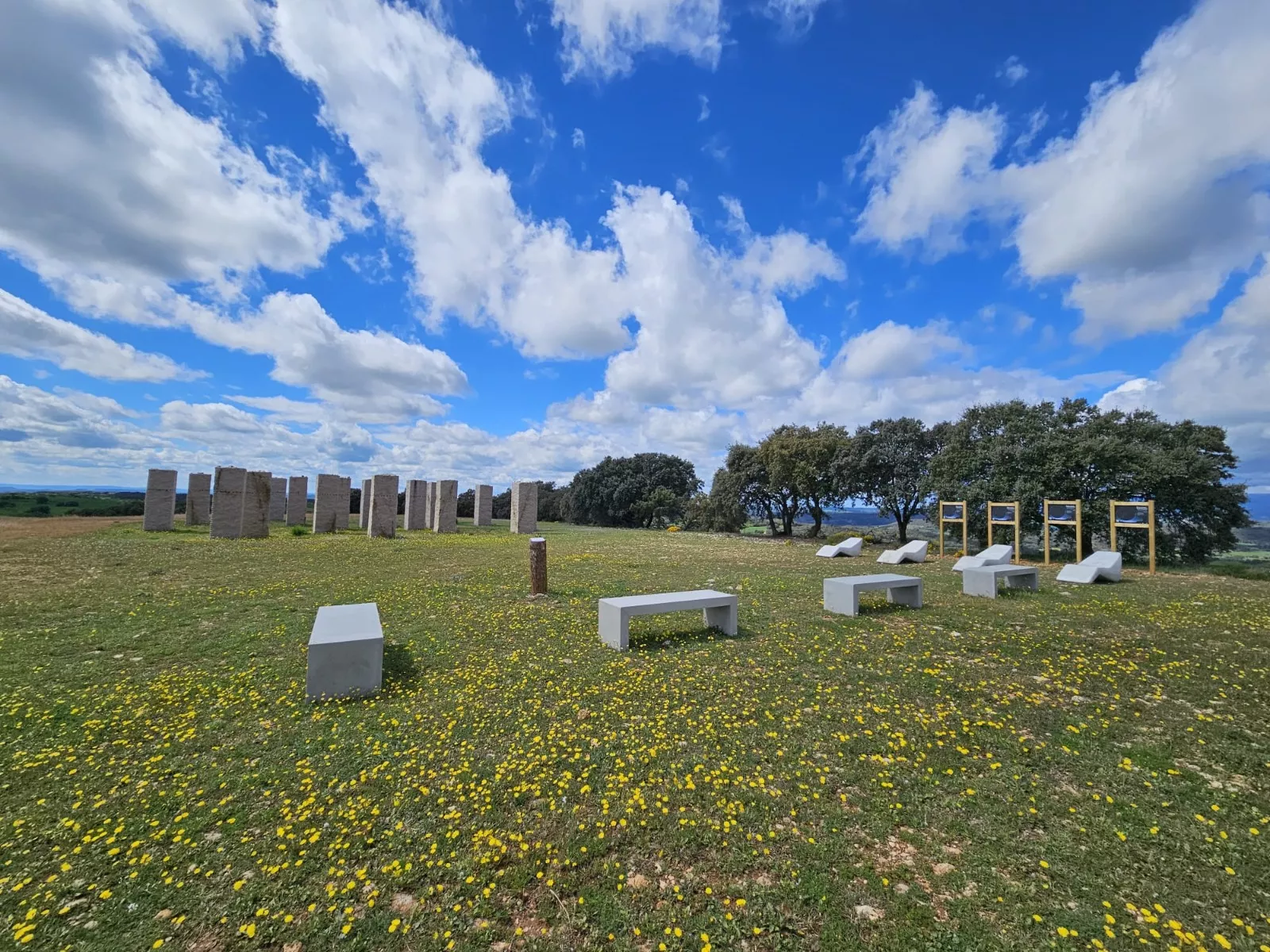 Bancos y paneles informativos instalados en Abiego. 