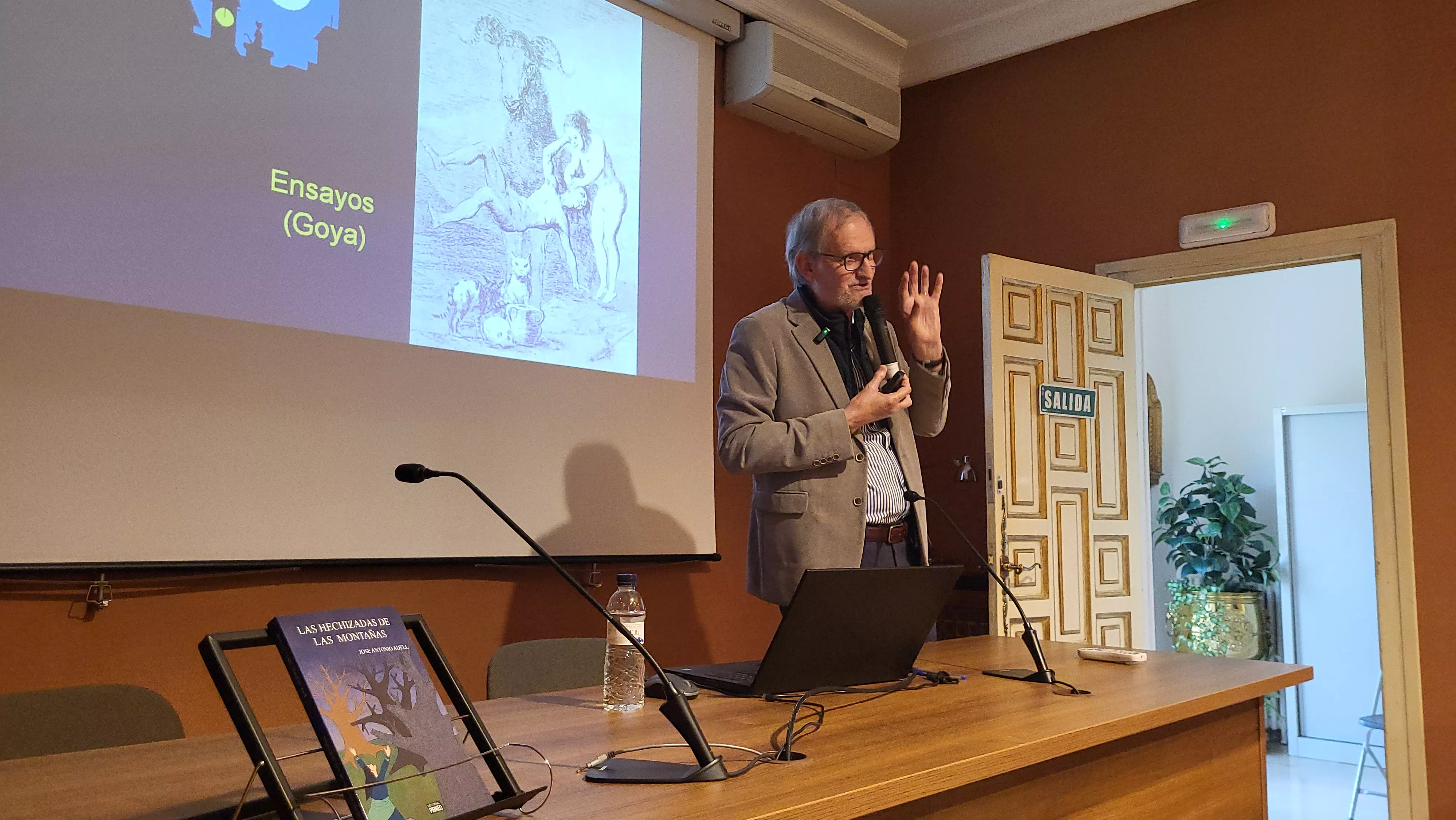 José Antonio Adell presenta su novela "Las hechizadas de las montañas". Foto Mercedes Manterola