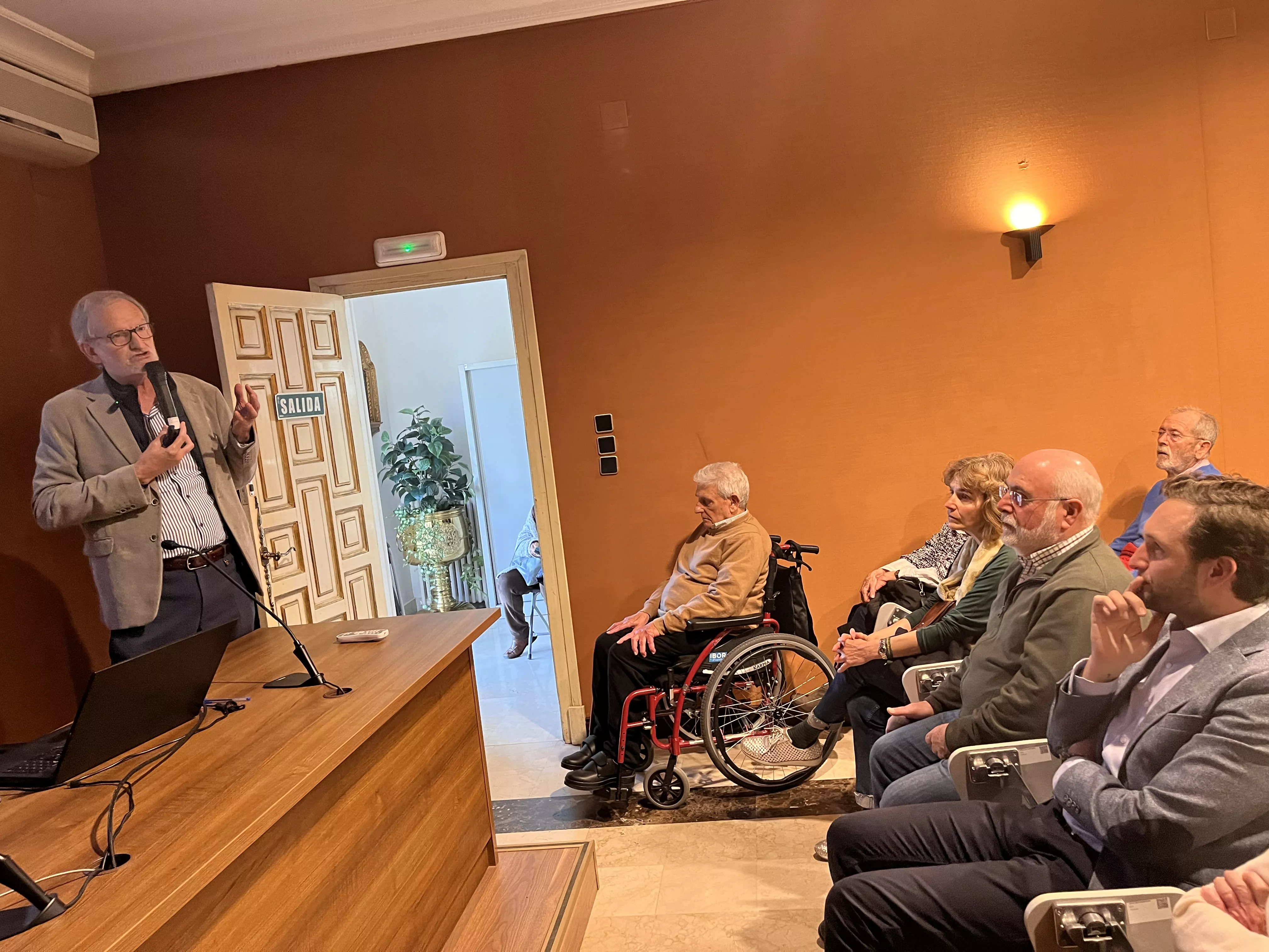 Presentación de "Las hechizadas de las montañas" de José Antonio Adell en el IEA. Foto Mercedes Manterola