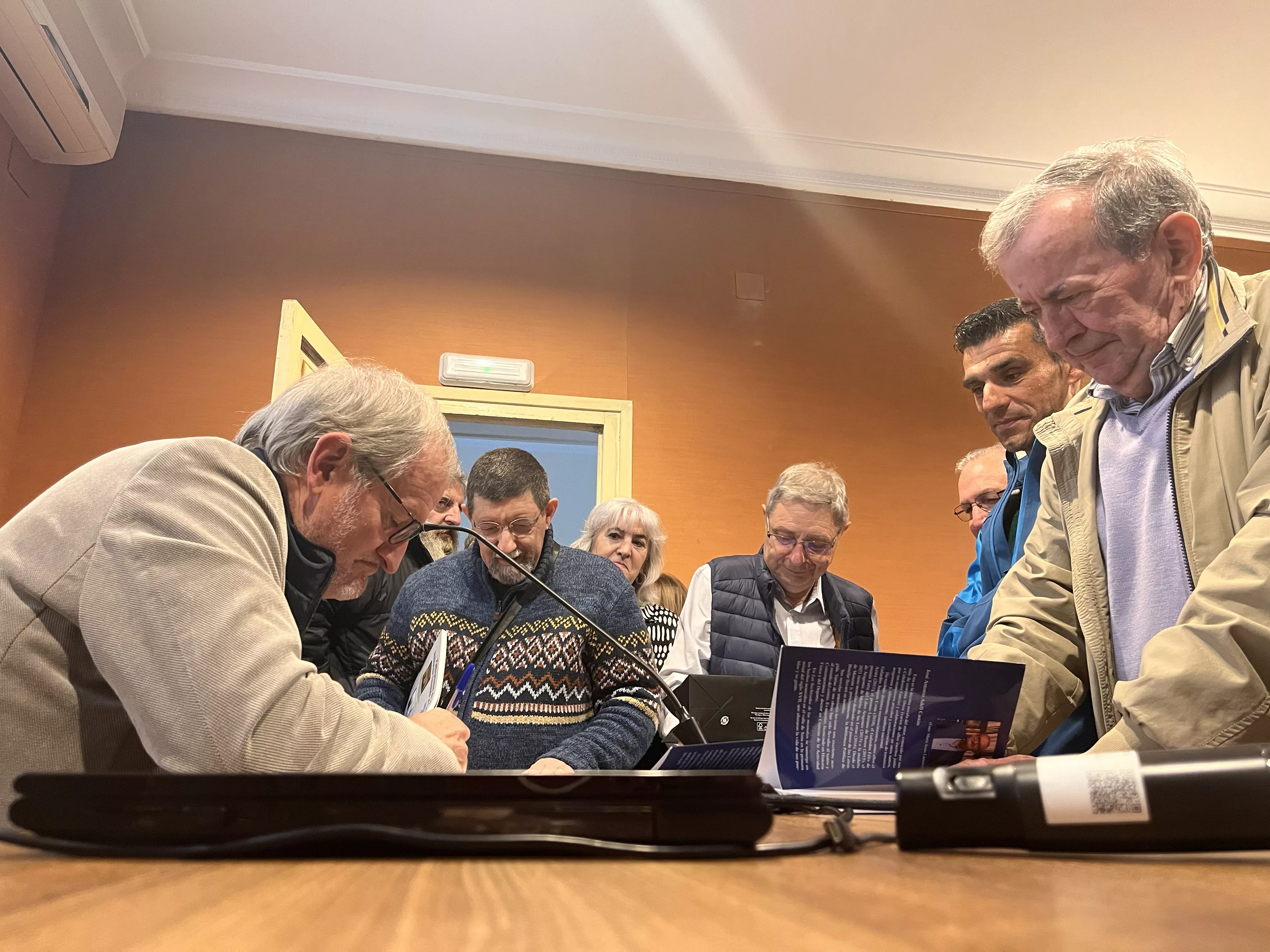 Presentación de "Las hechizadas de las montañas" de José Antonio Adell en el IEA. Foto Mercedes Manterola