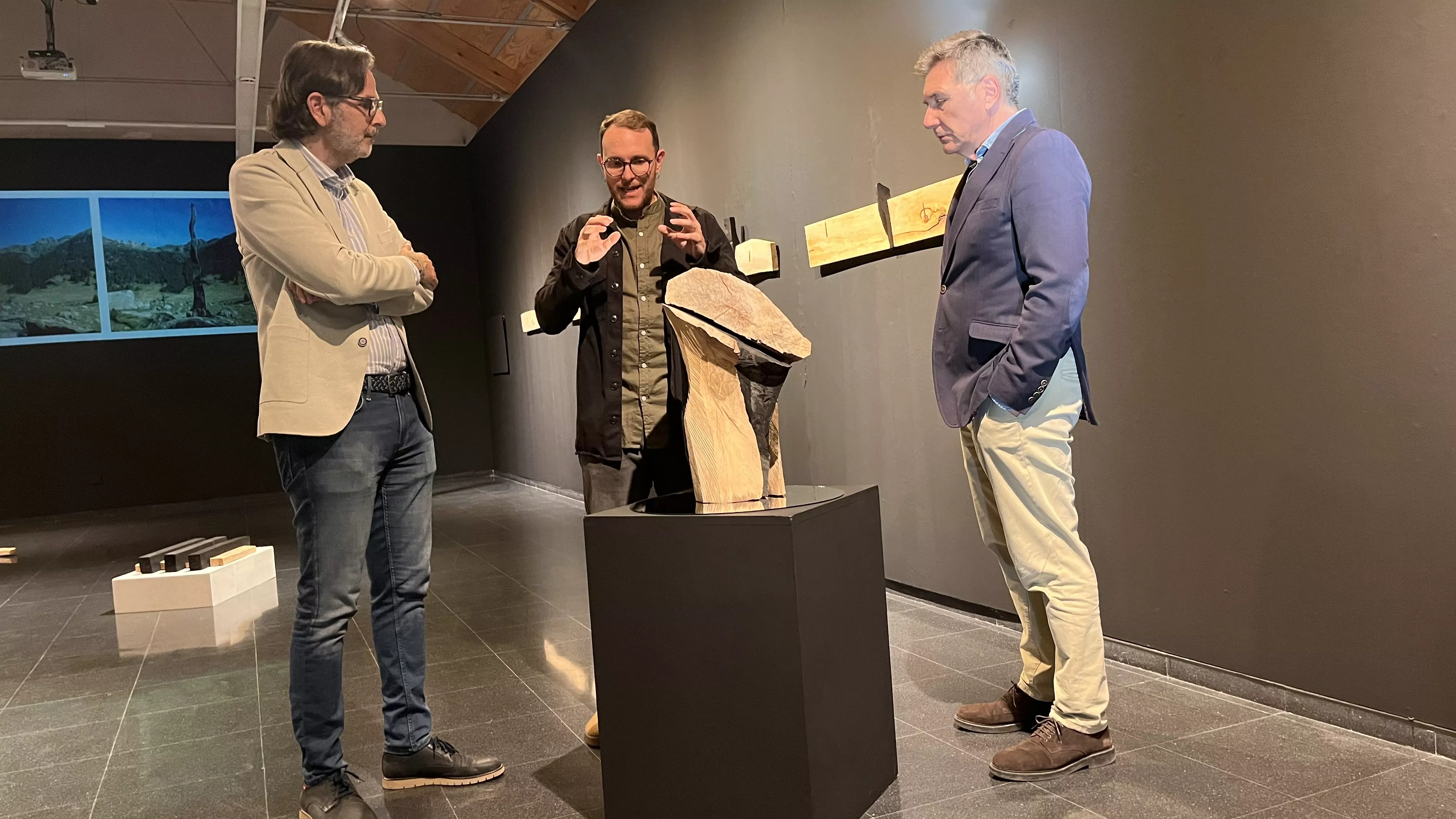 Iván Rodríguez, Mario Molins y Ricardo Oliván en la inauguración de exposición "Hoy ya es mañana". Foto Mercedes Manterola