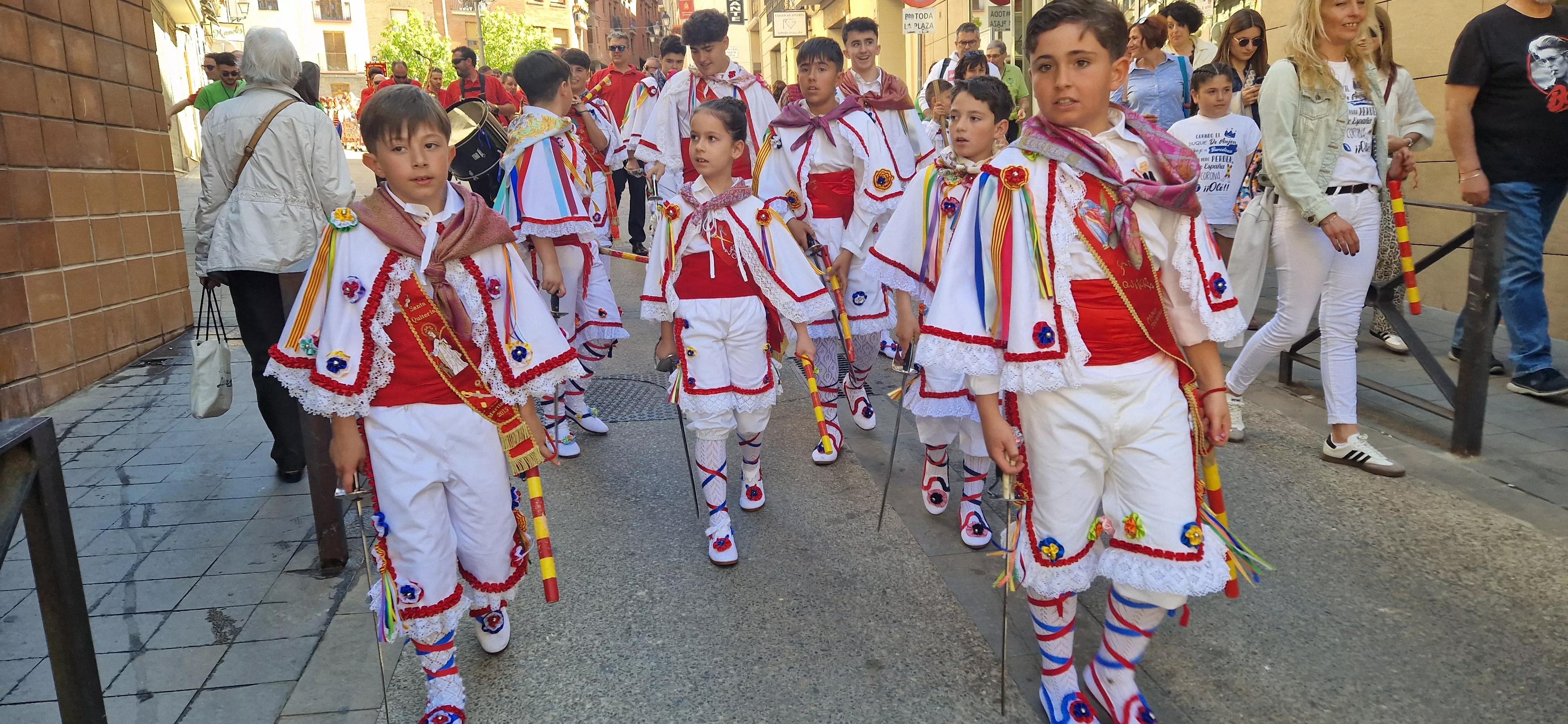 Grupo Infantil de Danzantes de Tardienta. Foto Myriam Martínez 