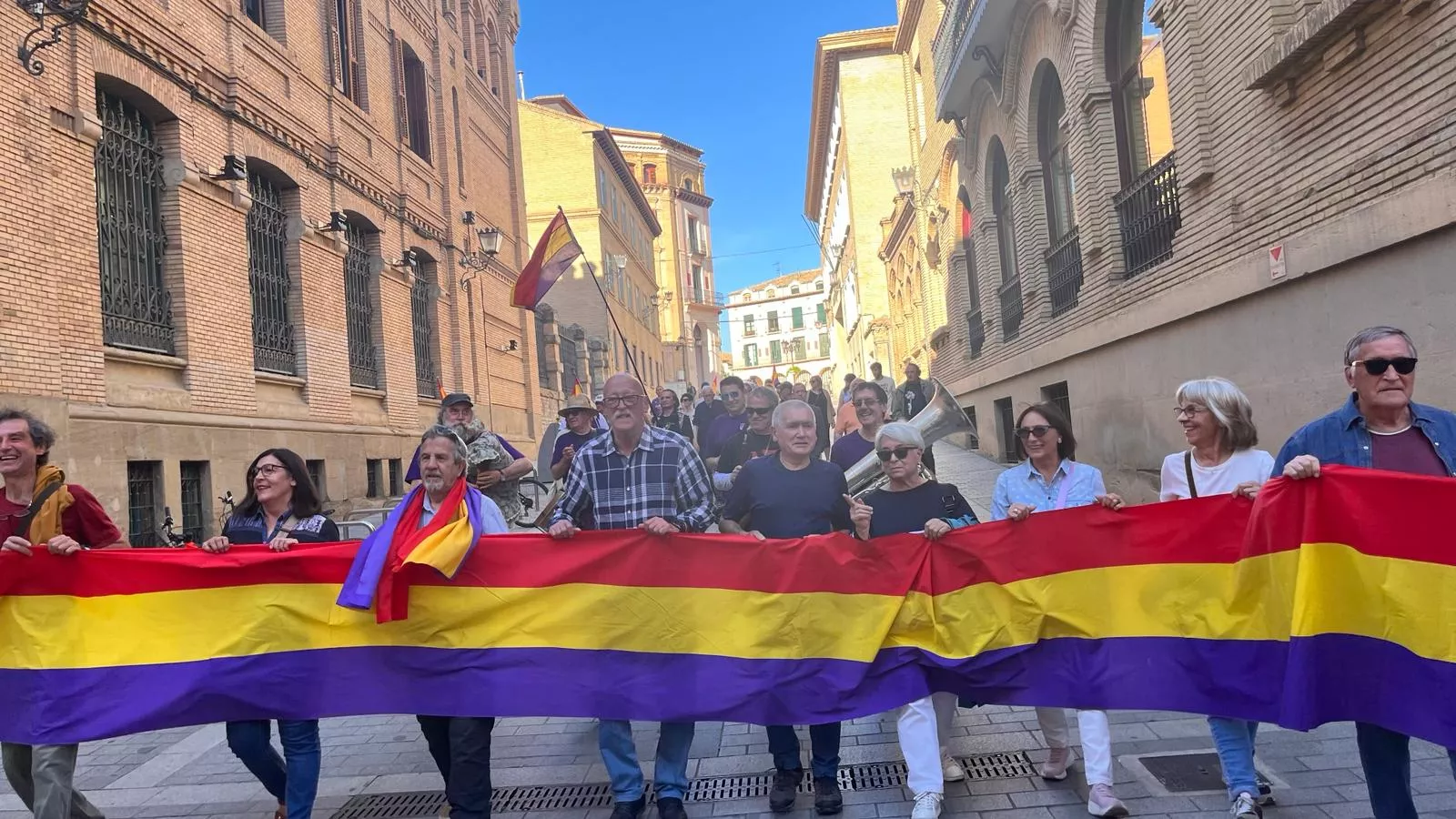 Manifestación en Huesca para celebrar el aniversario de la Segunda República. Foto Mercedes Manterola