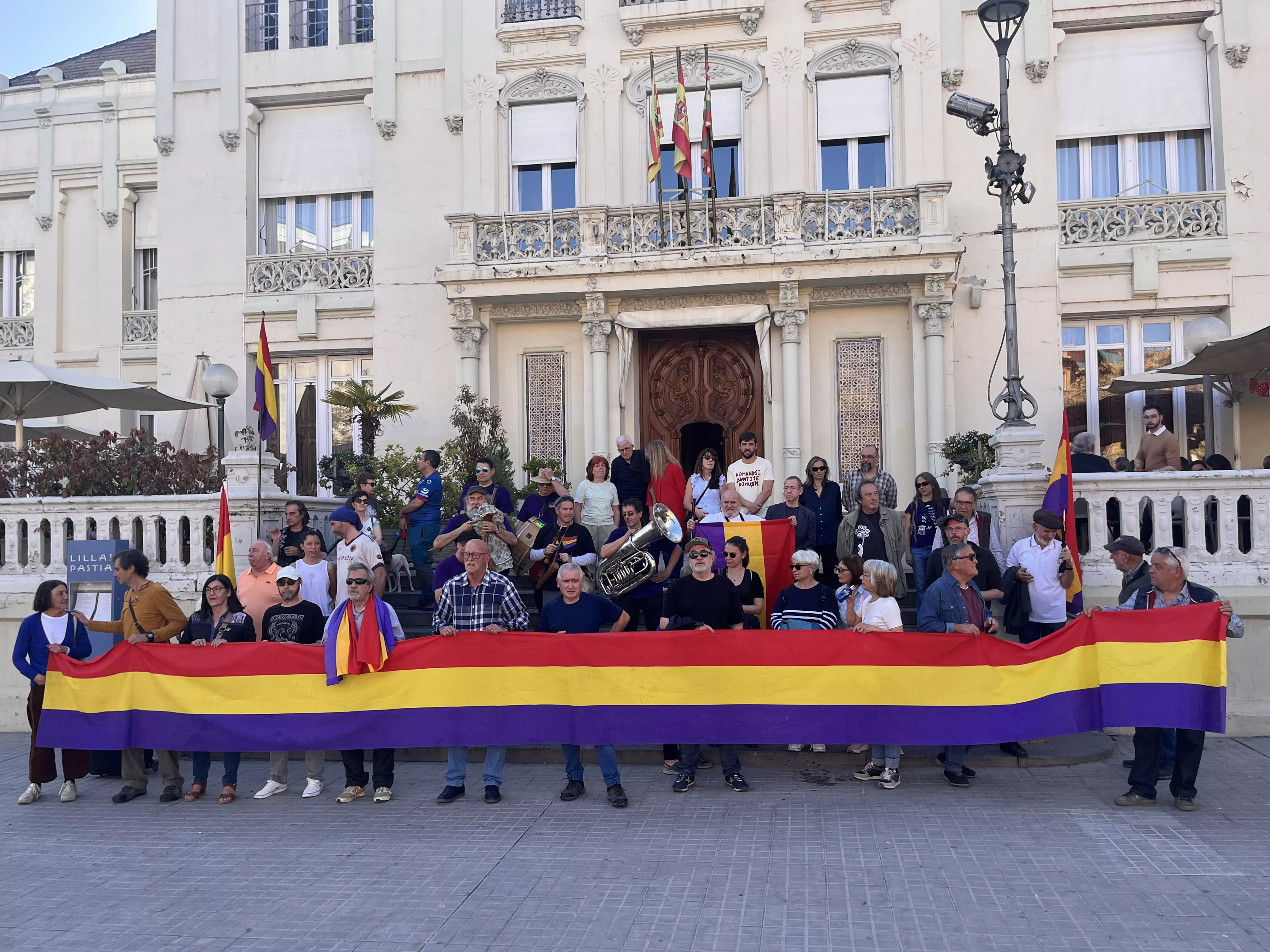 Manifestación en Huesca para celebrar el aniversario de la Segunda República. Foto Mercedes Manterola