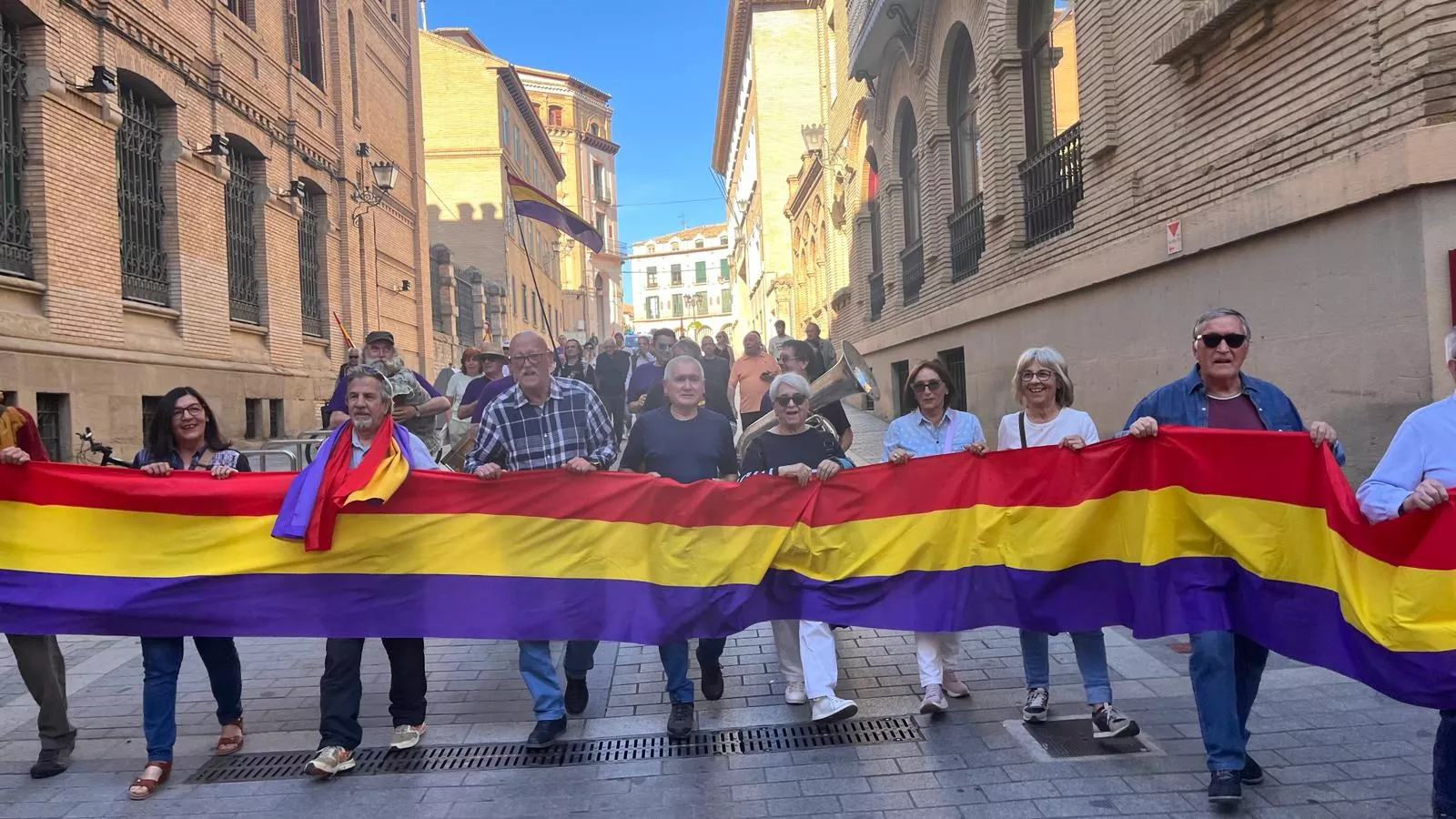 Manifestación en Huesca para celebrar el aniversario de la Segunda República. Foto Mercedes Manterola