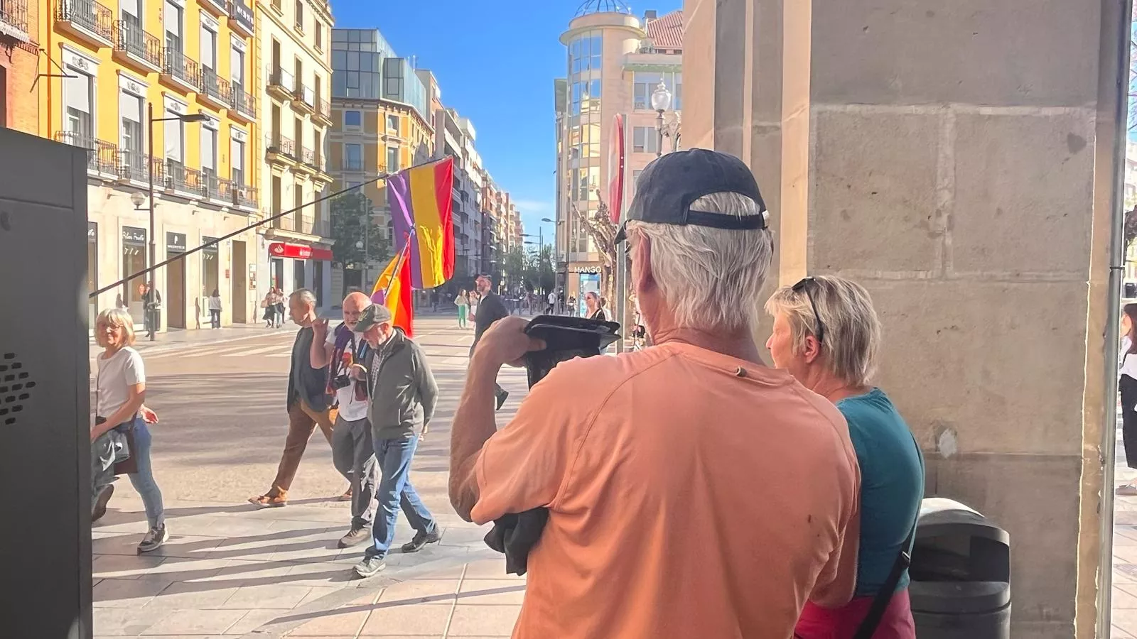 Manifestación en Huesca para celebrar el aniversario de la Segunda República. Foto Mercedes Manterola
