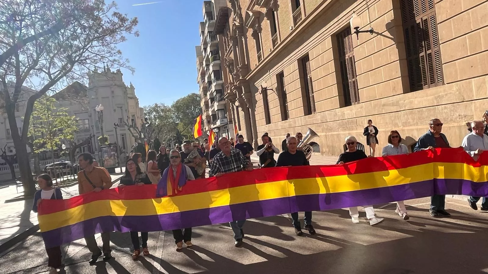 Manifestación en Huesca para celebrar el aniversario de la Segunda República. Foto Mercedes Manterola