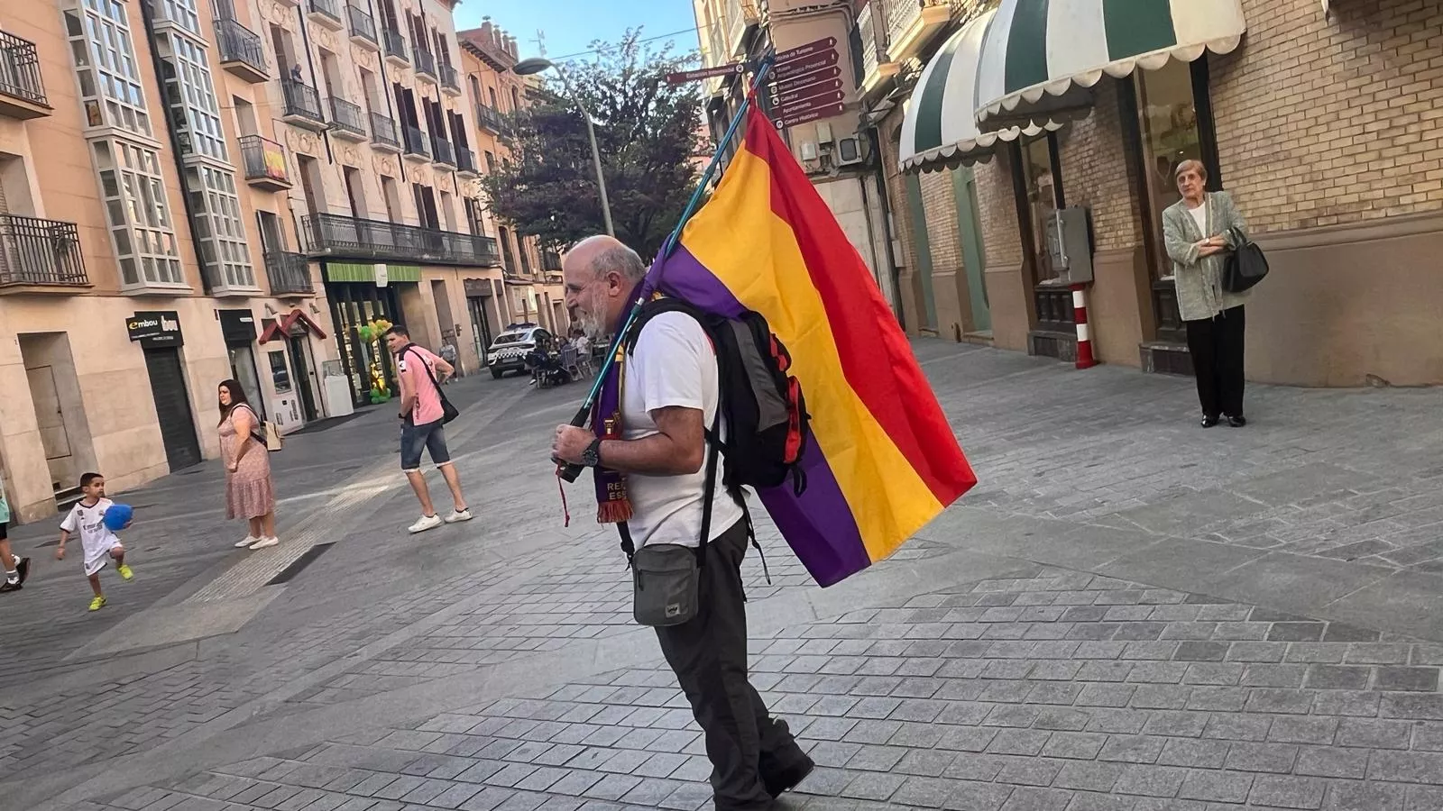 Manifestación en Huesca para celebrar el aniversario de la Segunda República. Foto Mercedes Manterola