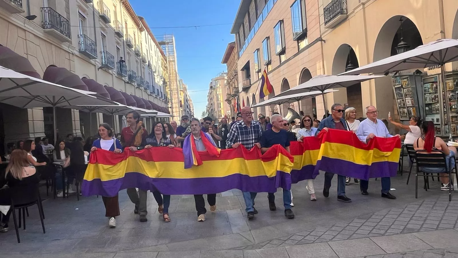 Manifestación en Huesca para celebrar el aniversario de la Segunda República. Foto Mercedes Manterola