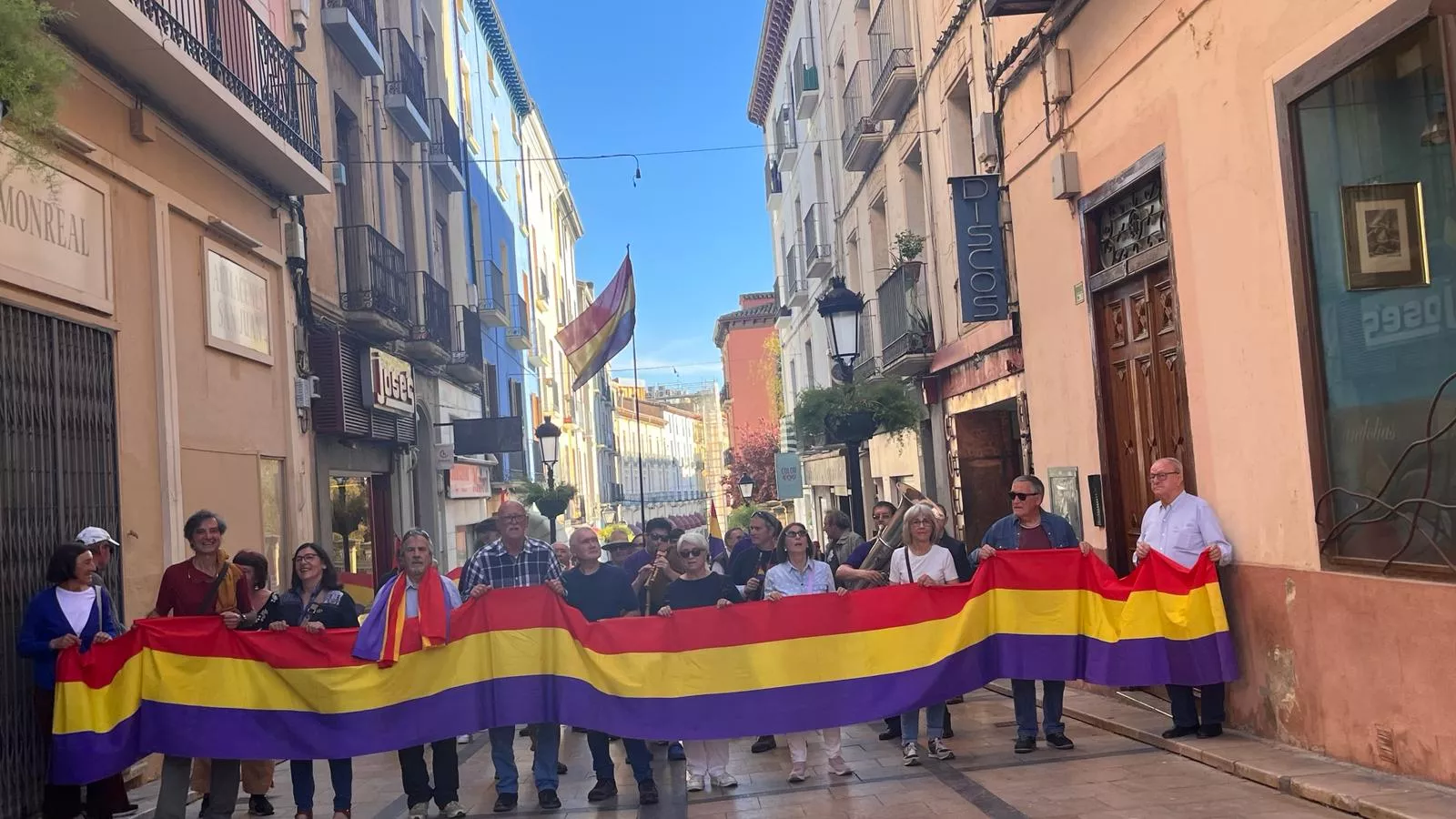 Manifestación en Huesca para celebrar el aniversario de la Segunda República. Foto Mercedes Manterola