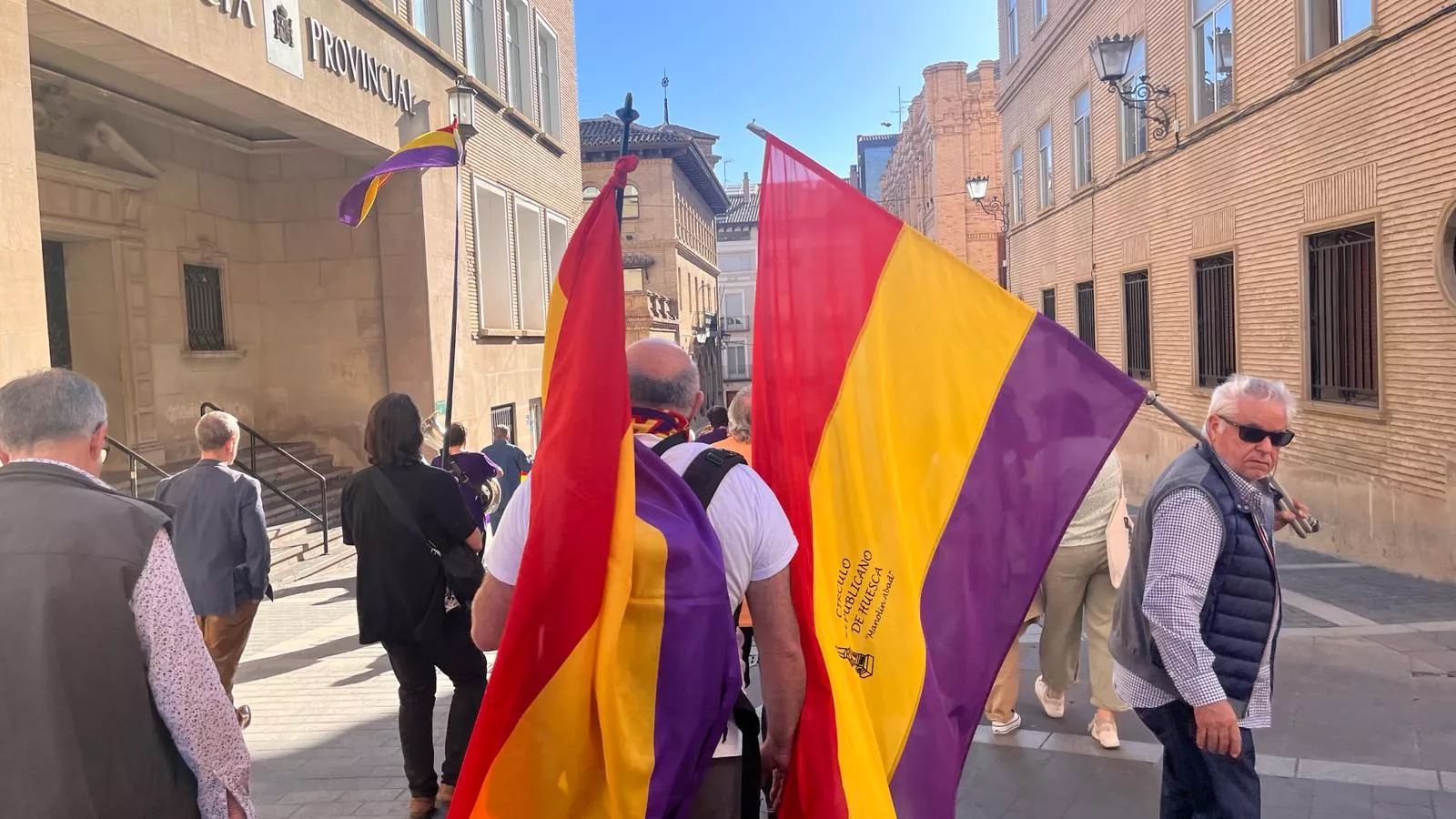 Manifestación en Huesca para celebrar el aniversario de la Segunda República. Foto Mercedes Manterola